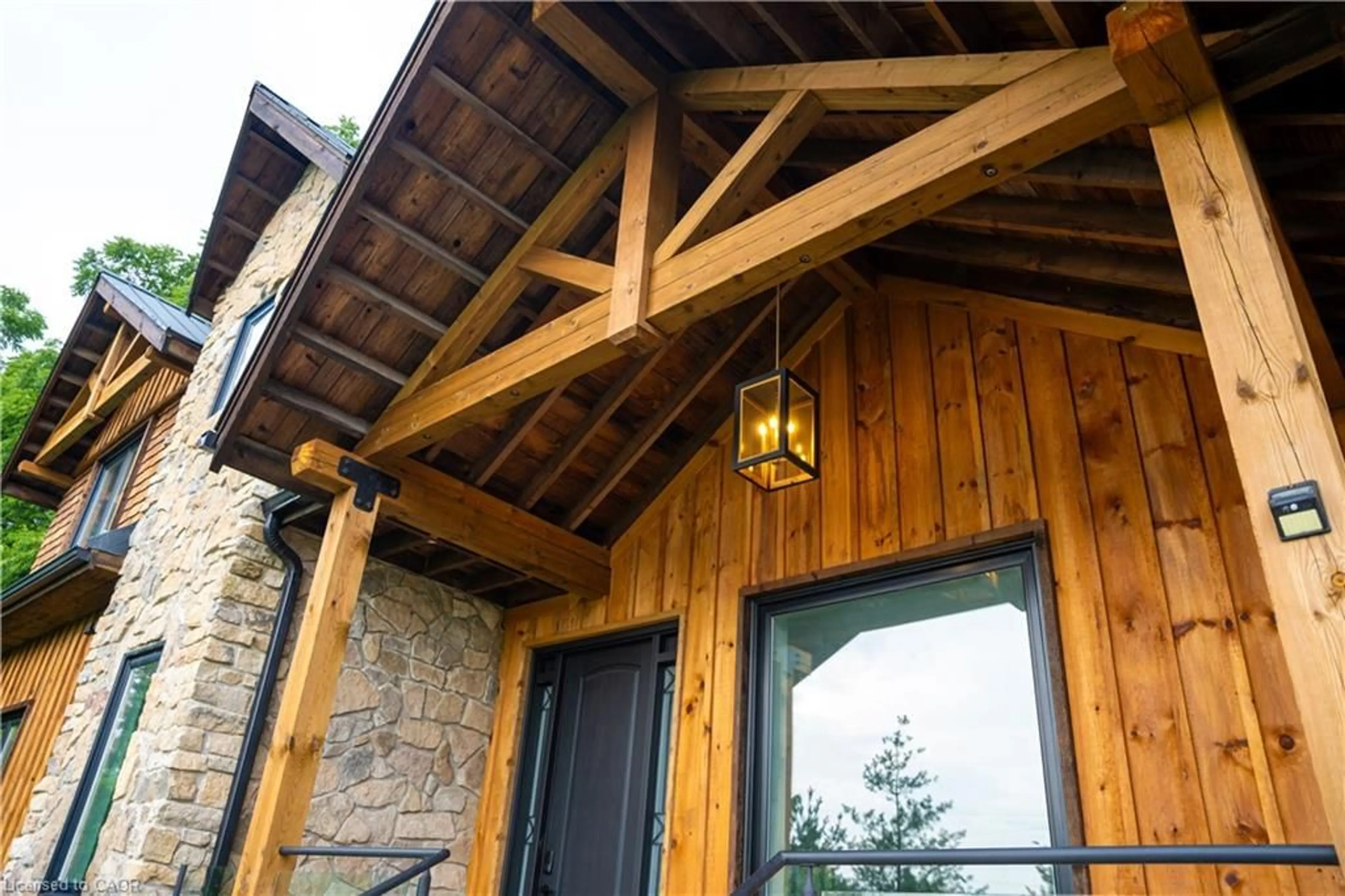 Indoor entryway for 2019 Dundas St, Burlington Ontario L7P 0S8