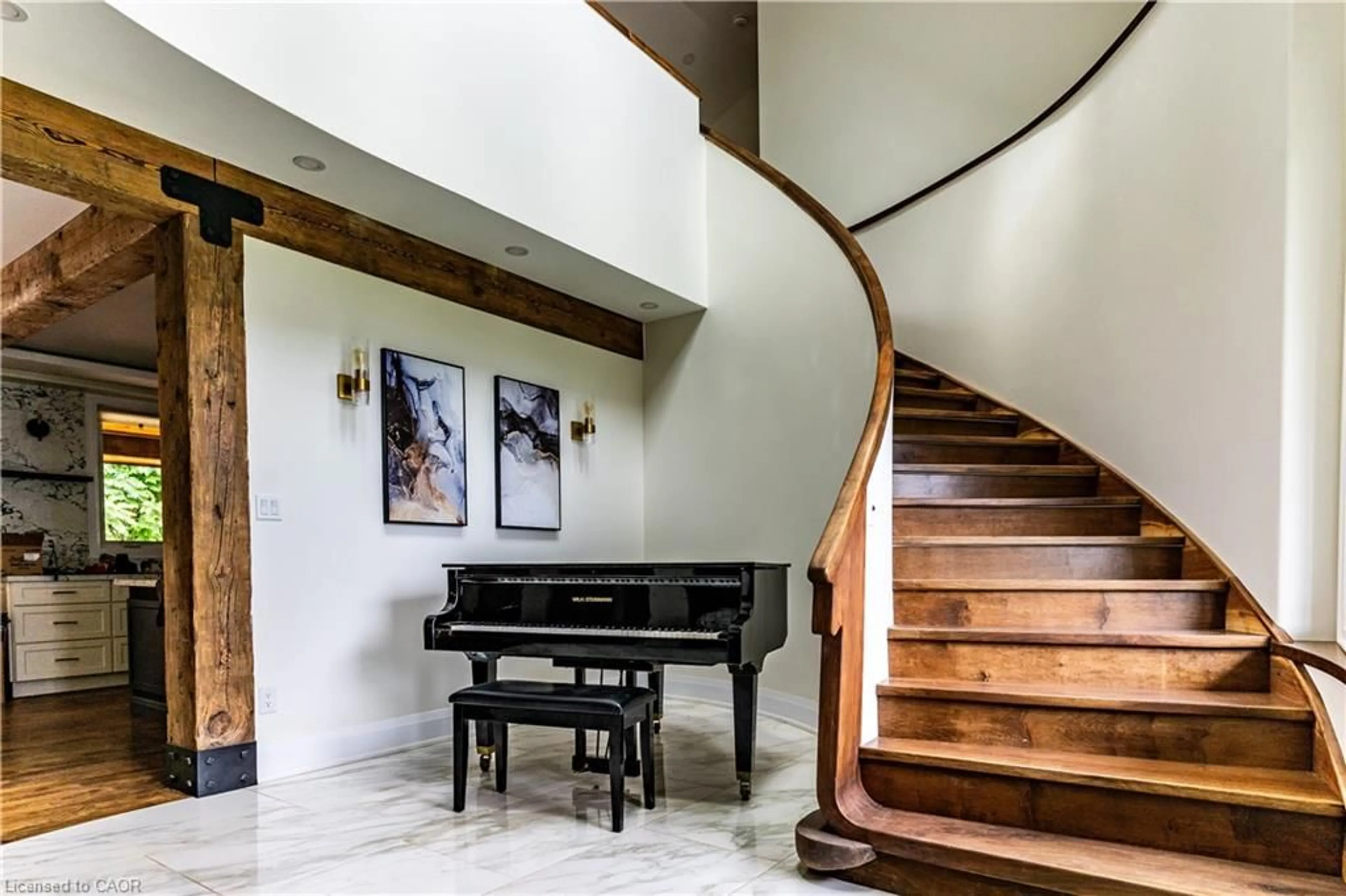 Indoor foyer for 2019 Dundas St, Burlington Ontario L7P 0S8