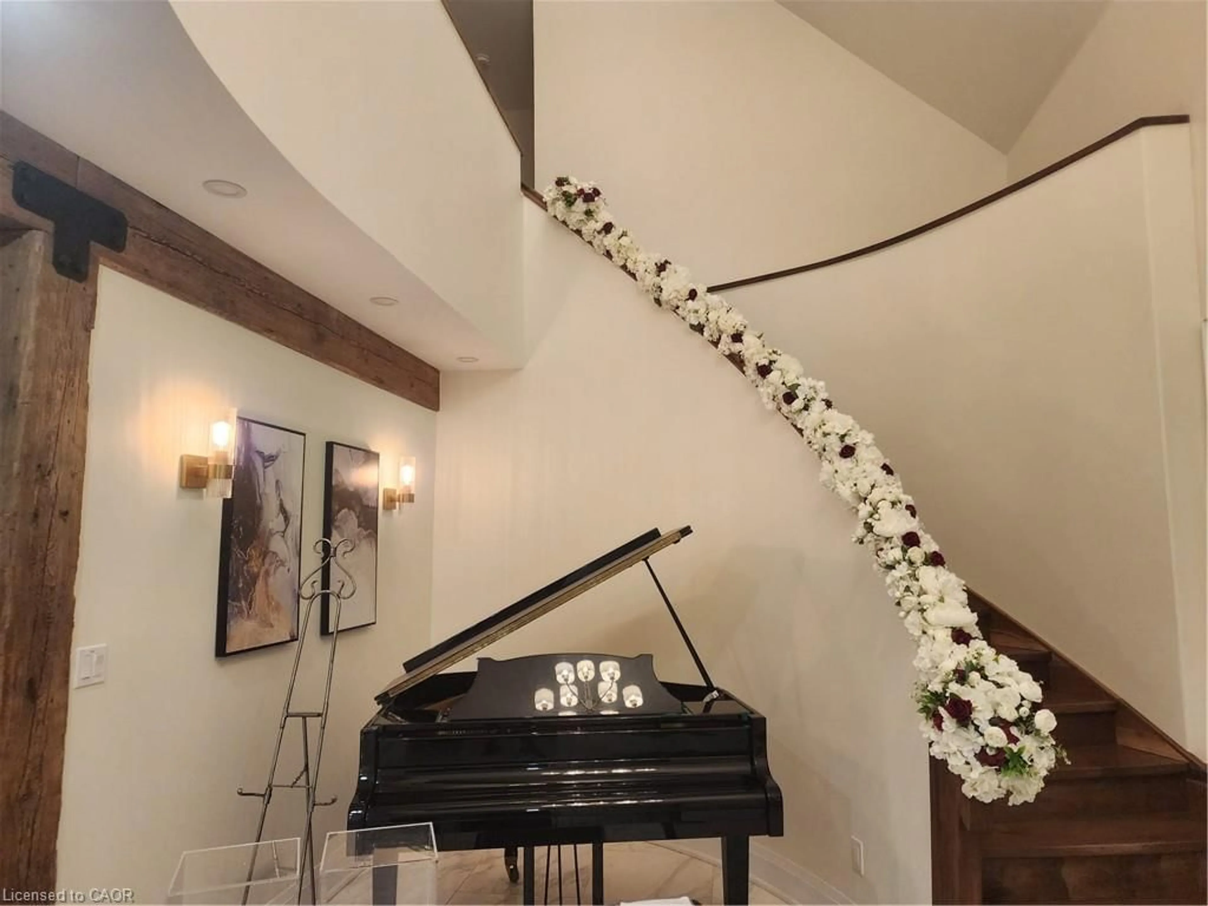 Indoor foyer for 2019 Dundas St, Burlington Ontario L7P 0S8