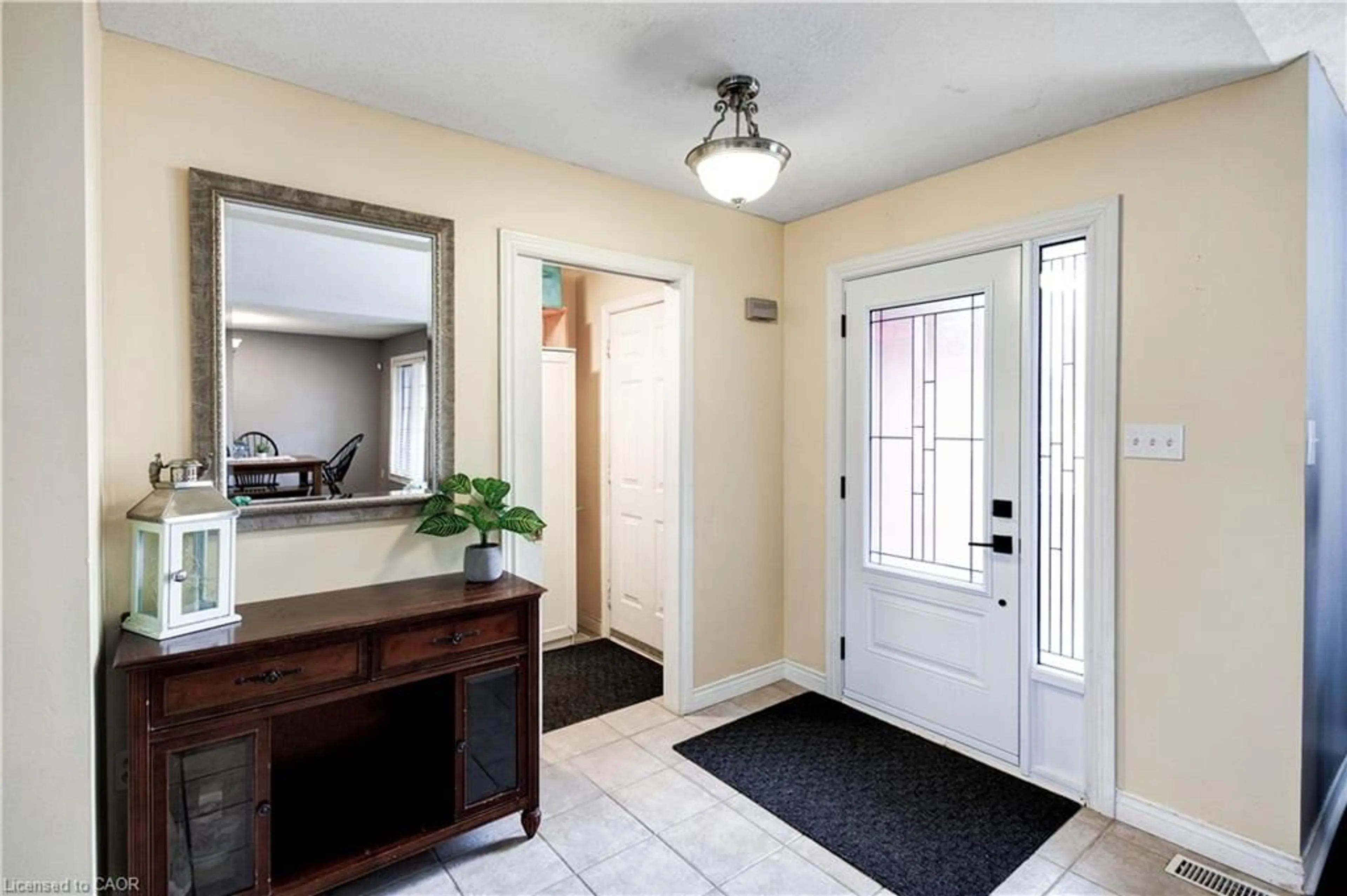 Indoor entryway for 65 Thistlemoor Dr, Caledonia Ontario N3W 2K5