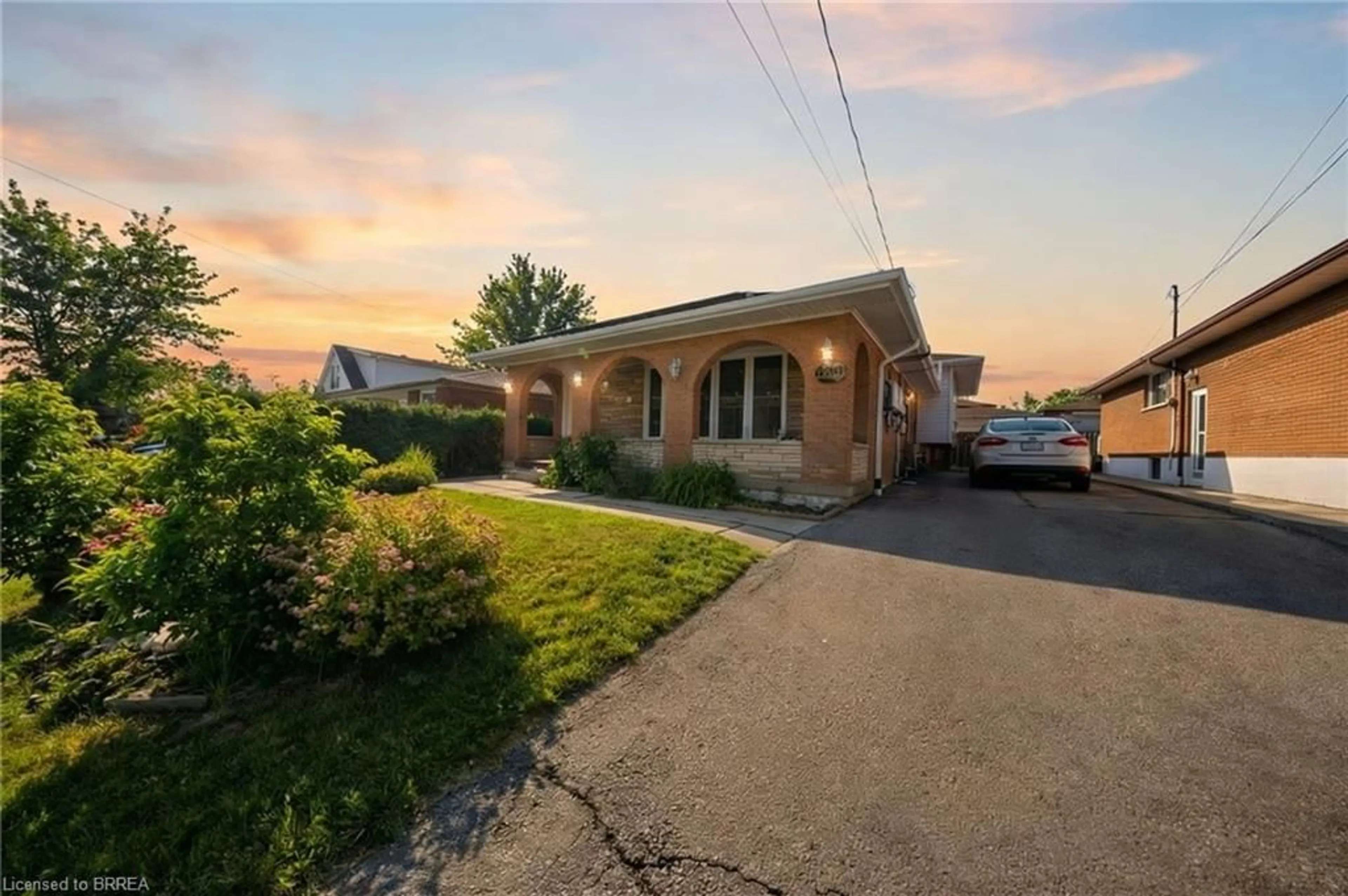 Unknown for 330 East 18th St, Hamilton Ontario L9A 4P8