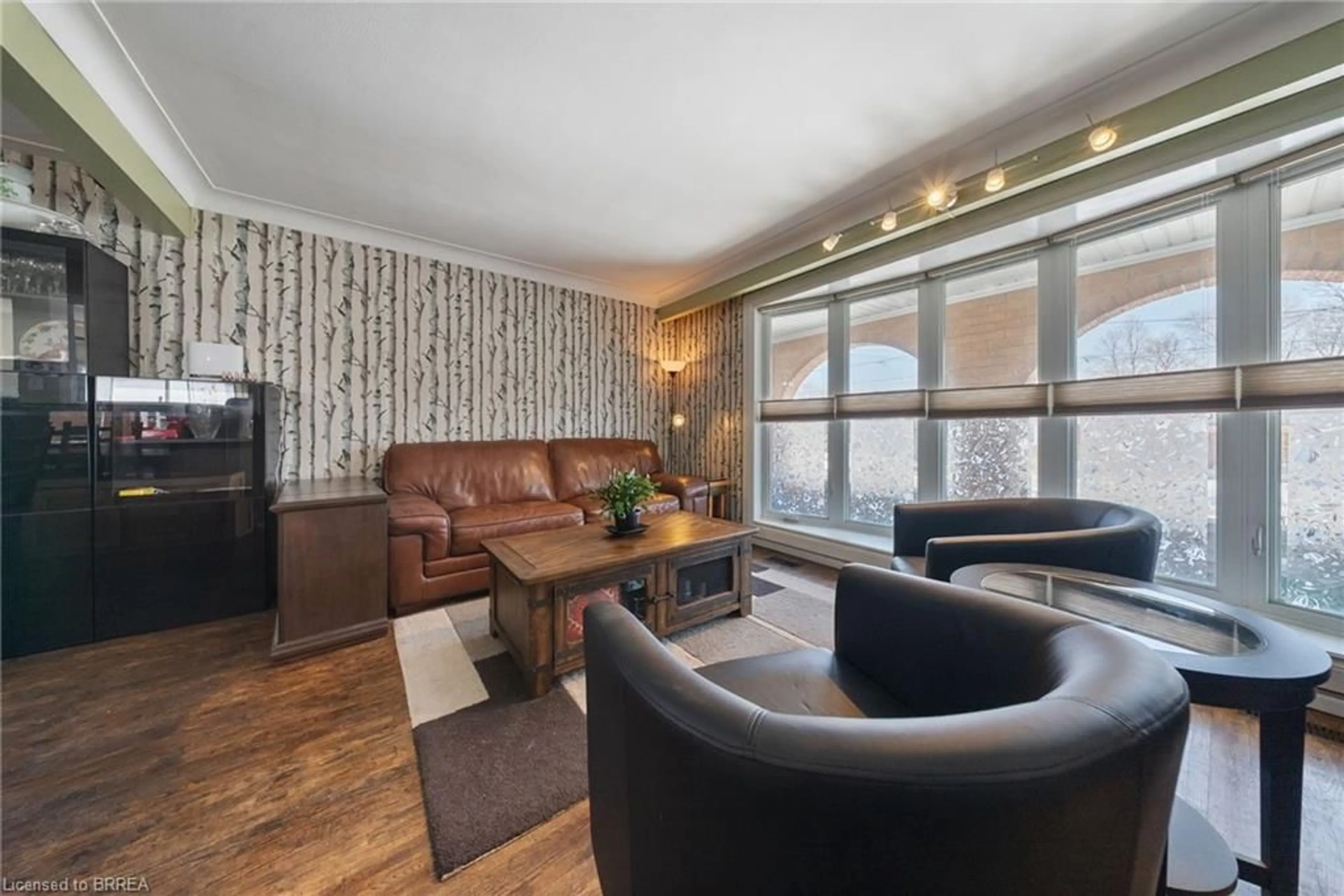 Living room with furniture, wood/laminate floor for 330 East 18th St, Hamilton Ontario L9A 4P8