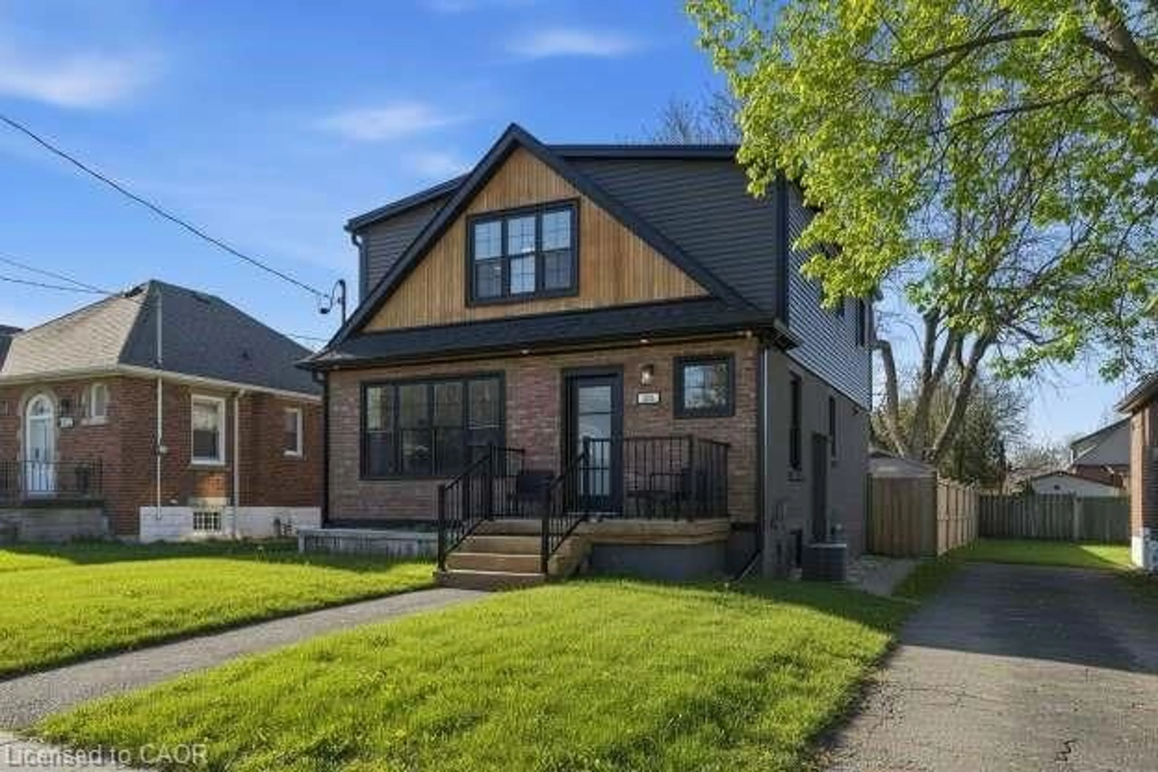 Home with brick exterior material, street for 286 East 18th St, Hamilton Ontario L9A 4P6