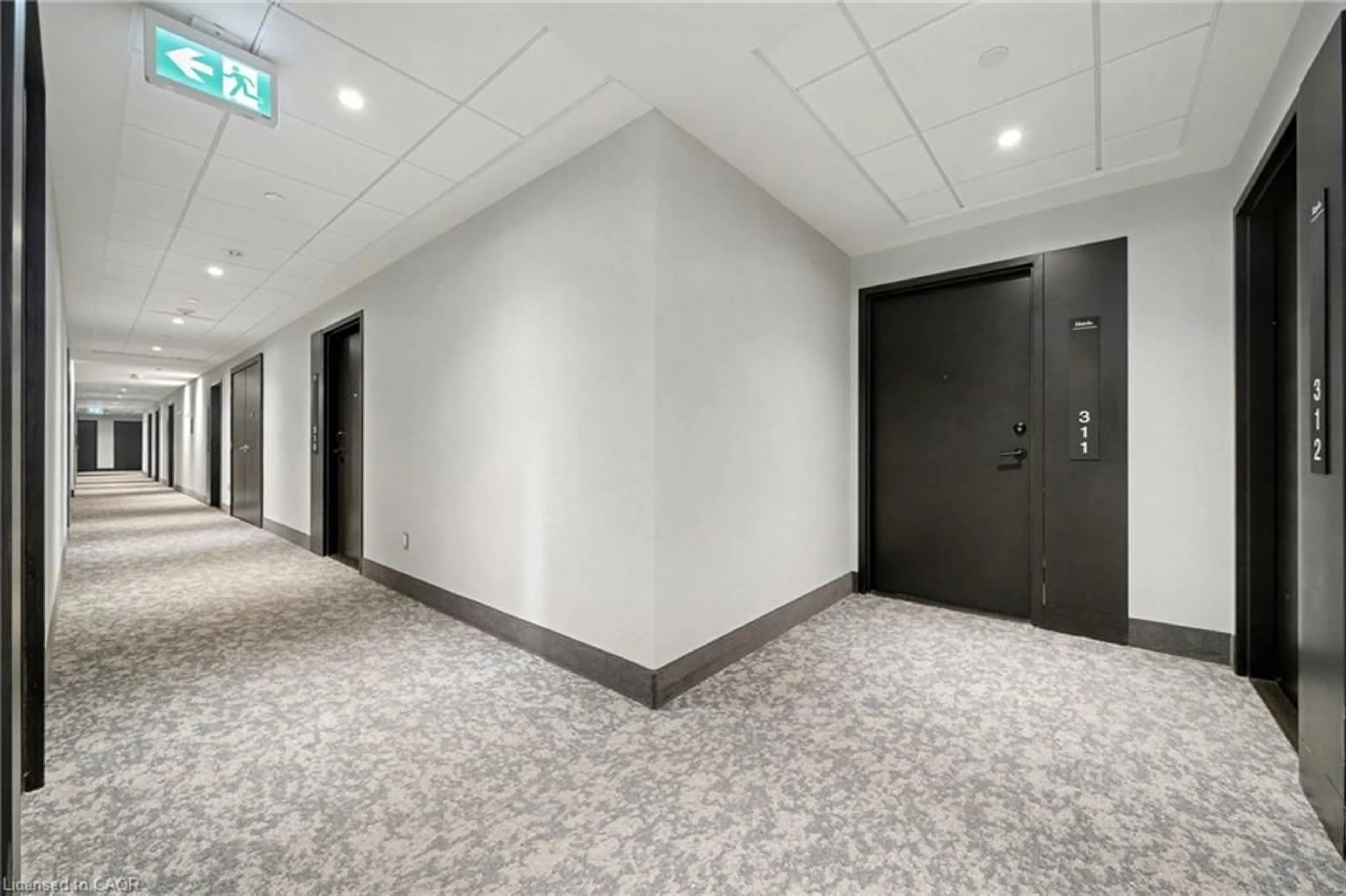 Indoor foyer for 185 Deerfield Rd #311, Newmarket Ontario L3Y 0G7