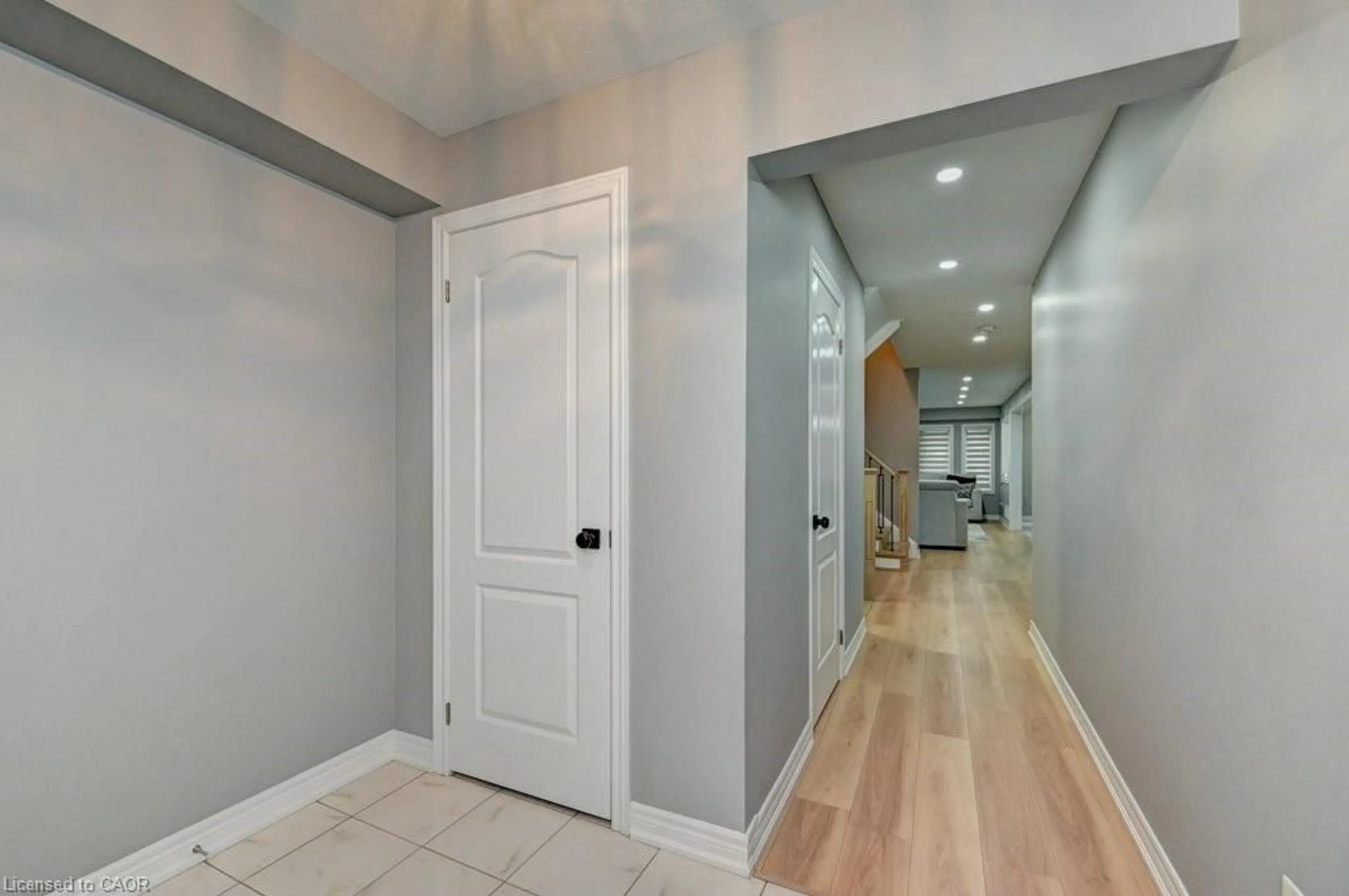 Indoor entryway for 570 Linden Dr #26, Cambridge Ontario N3H 0C9