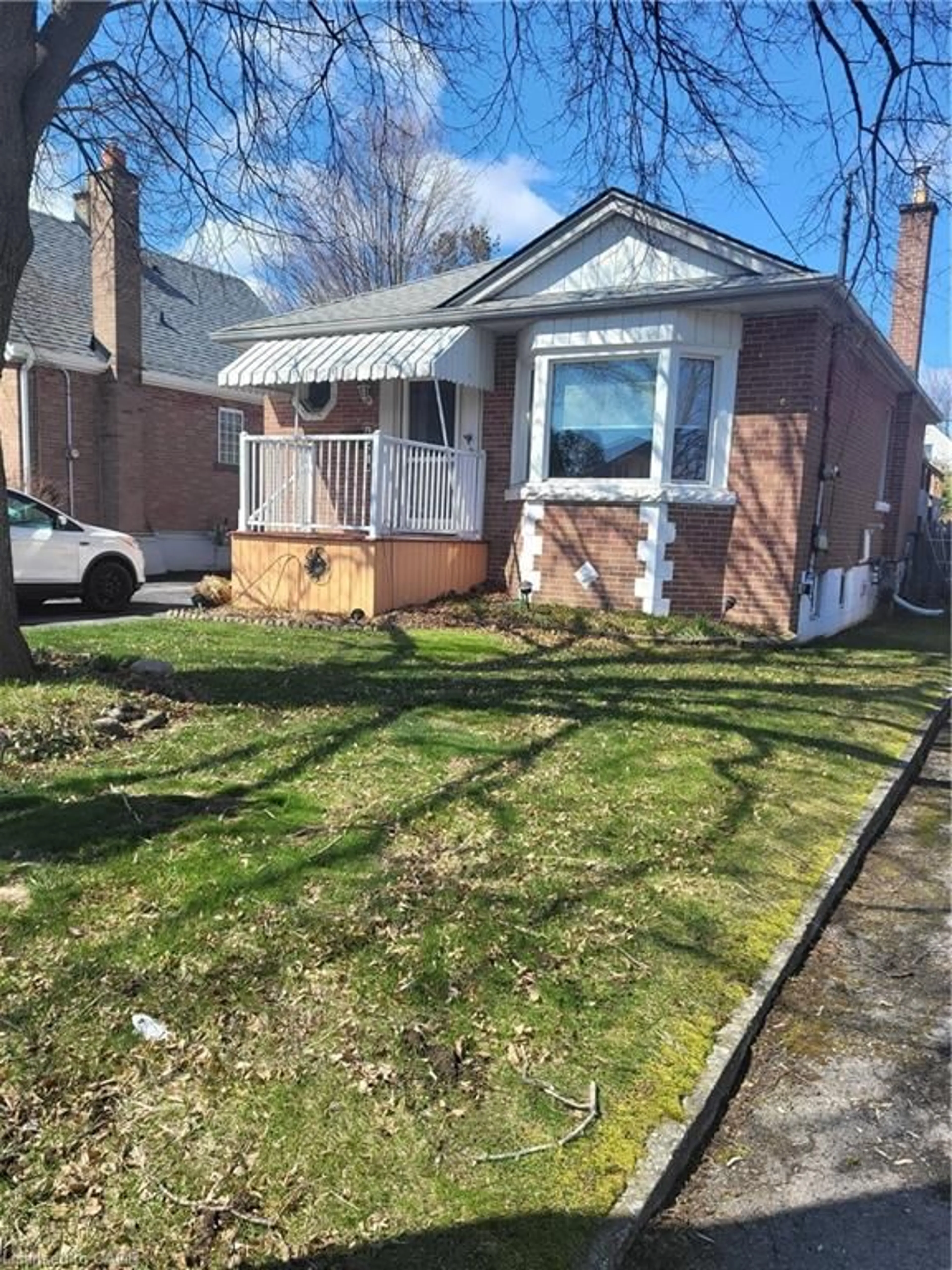 A pic from outside/outdoor area/front of a property/back of a property/a pic from drone, street for 164 Taylor Ave, Hamilton Ontario L8K 3T2