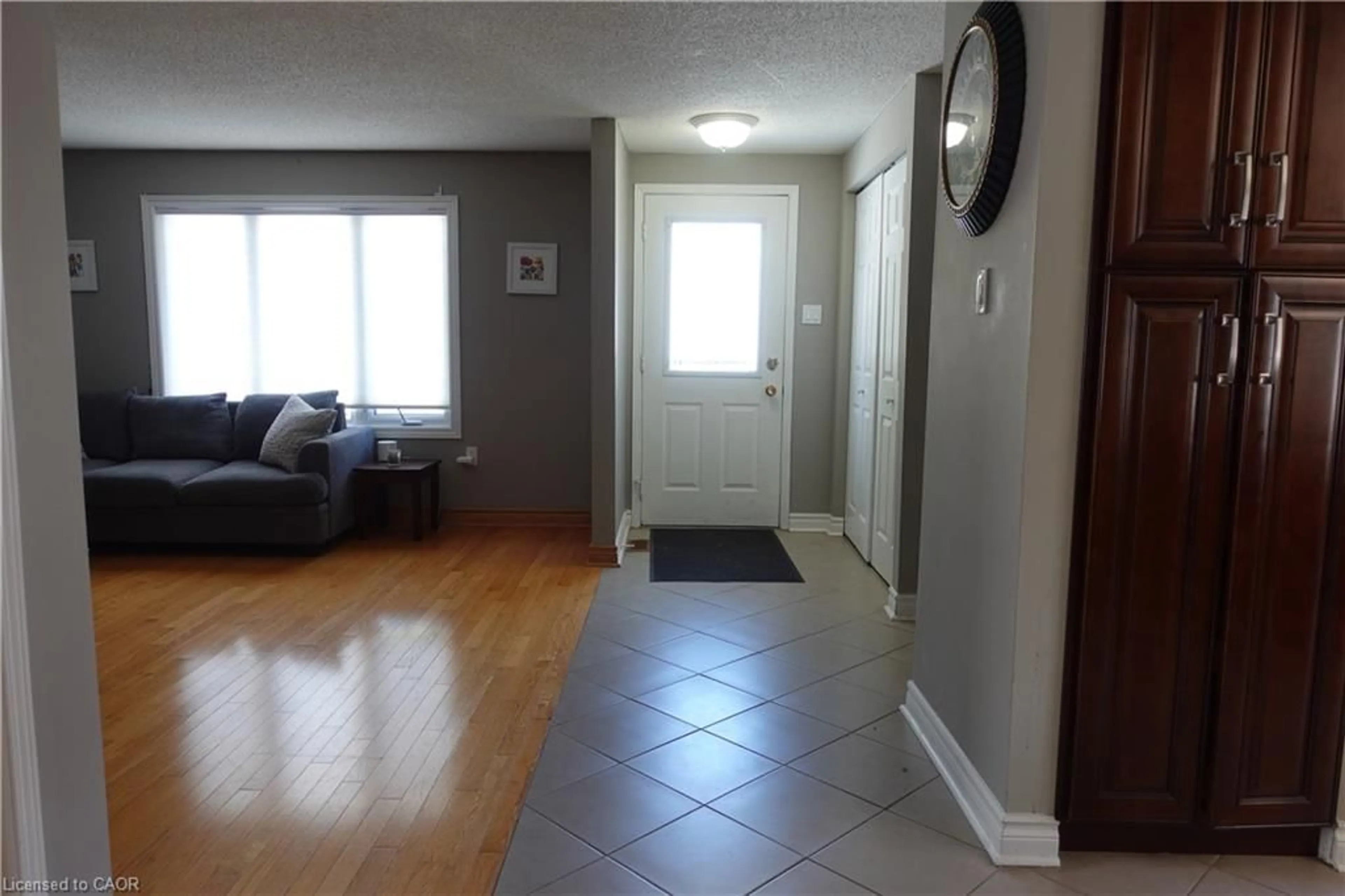 Indoor entryway for 21 Maitland Dr, Barrie Ontario L4M 5W1