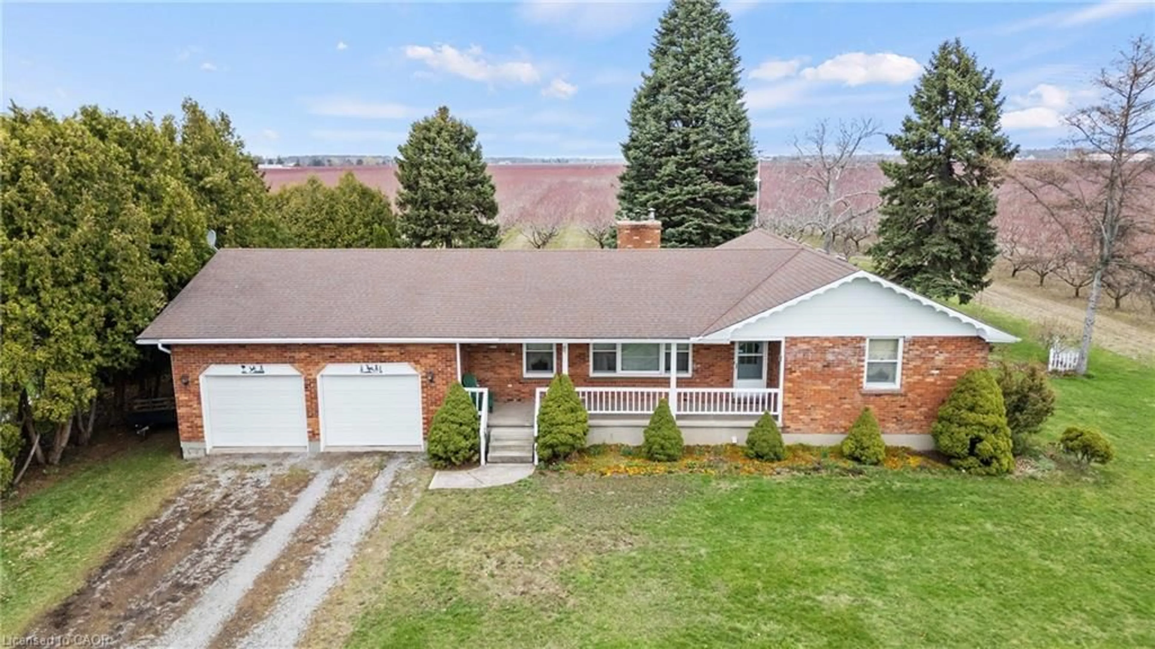 A pic from outside/outdoor area/front of a property/back of a property/a pic from drone, street for 1458 Line 6 Rd, Niagara-on-the-Lake Ontario L0S 1J0