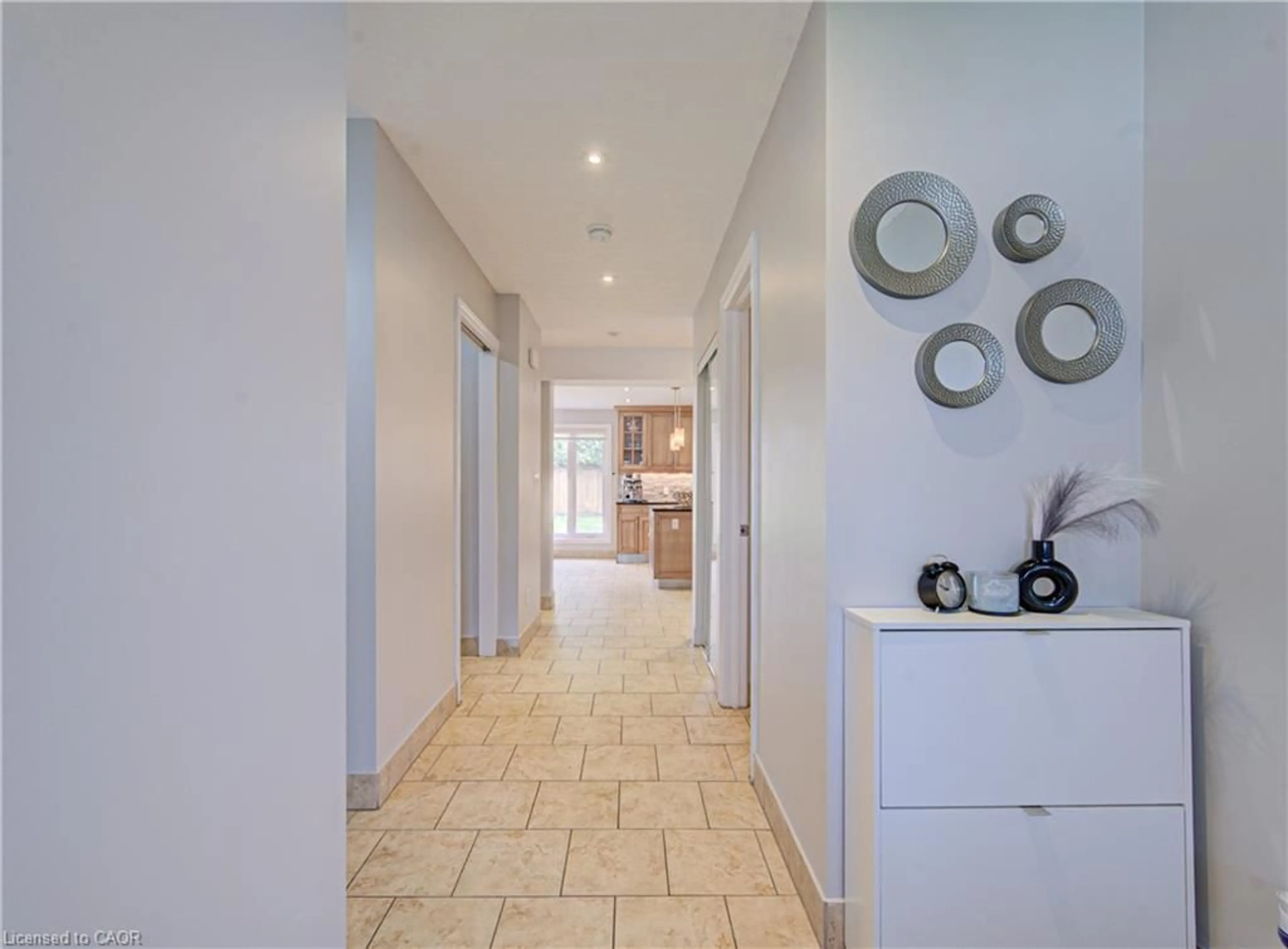 Indoor foyer for 298 Ferndale Pl, Waterloo Ontario N2J 3X9