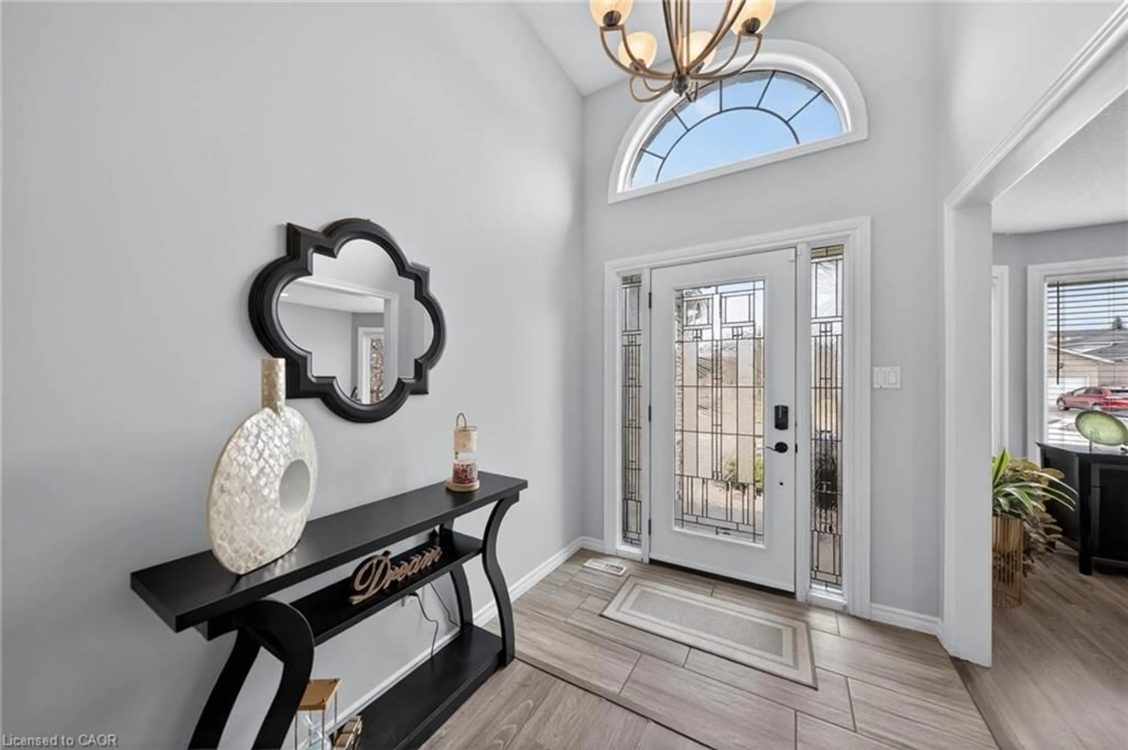 Indoor entryway for 102 Nathan Crt, Cambridge Ontario N1P 1C1