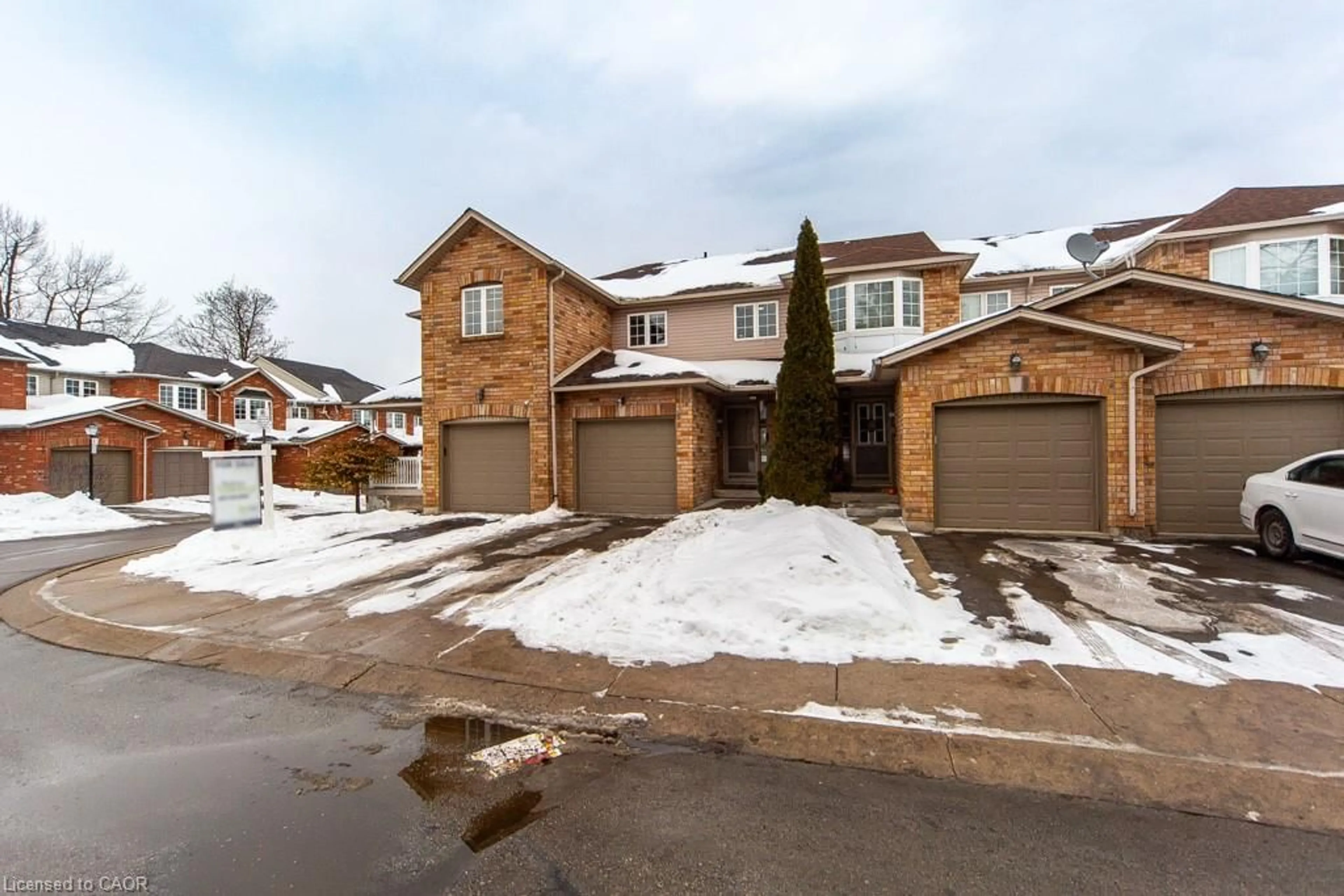 A pic from outside/outdoor area/front of a property/back of a property/a pic from drone, street for 346 Highland Rd #34, Hamilton Ontario L8J 3T3