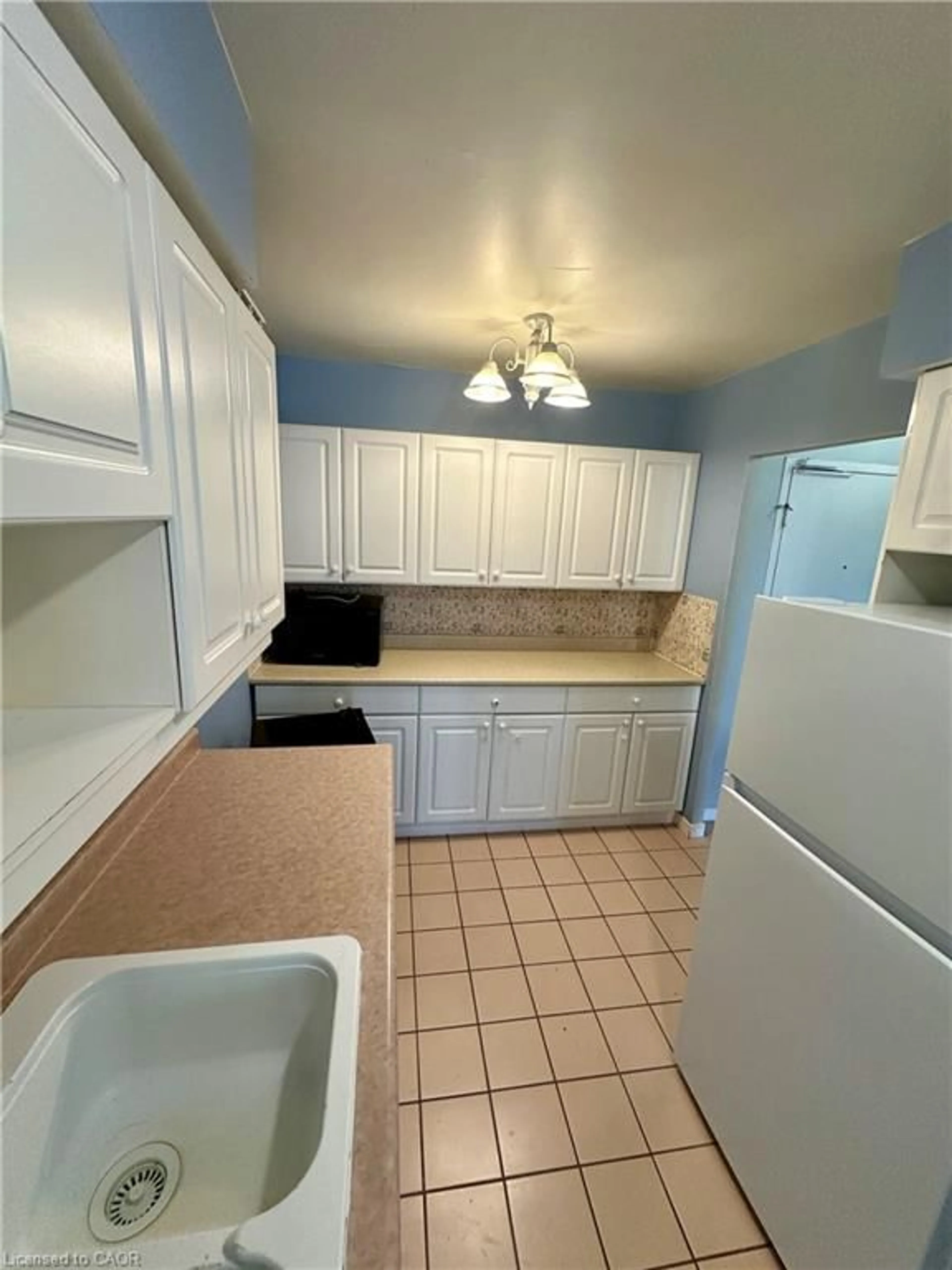 Standard kitchen, ceramic/tile floor for 1964 Main St #802, Hamilton Ontario L8S 1J5
