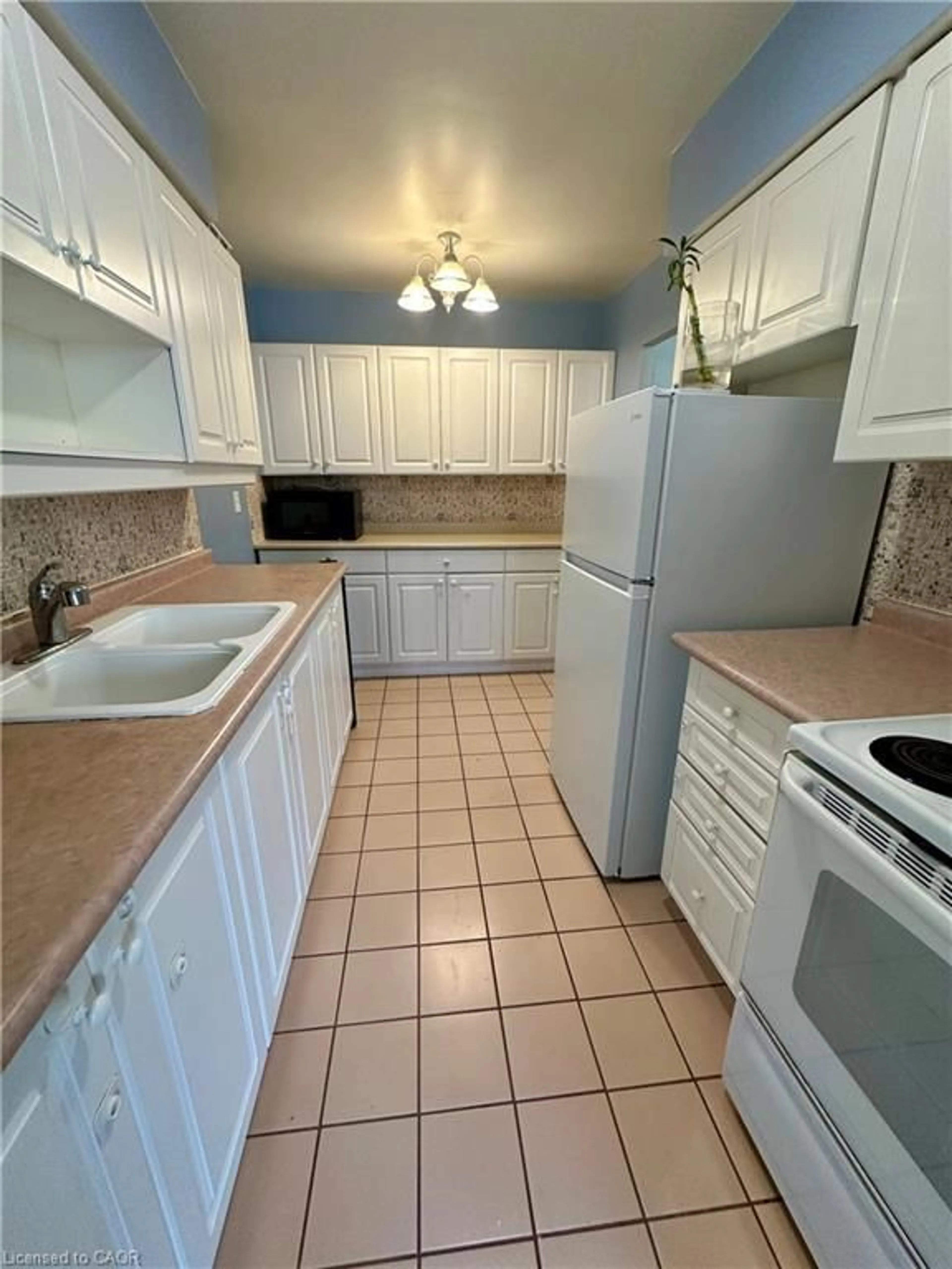 Standard kitchen, ceramic/tile floor for 1964 Main St #802, Hamilton Ontario L8S 1J5