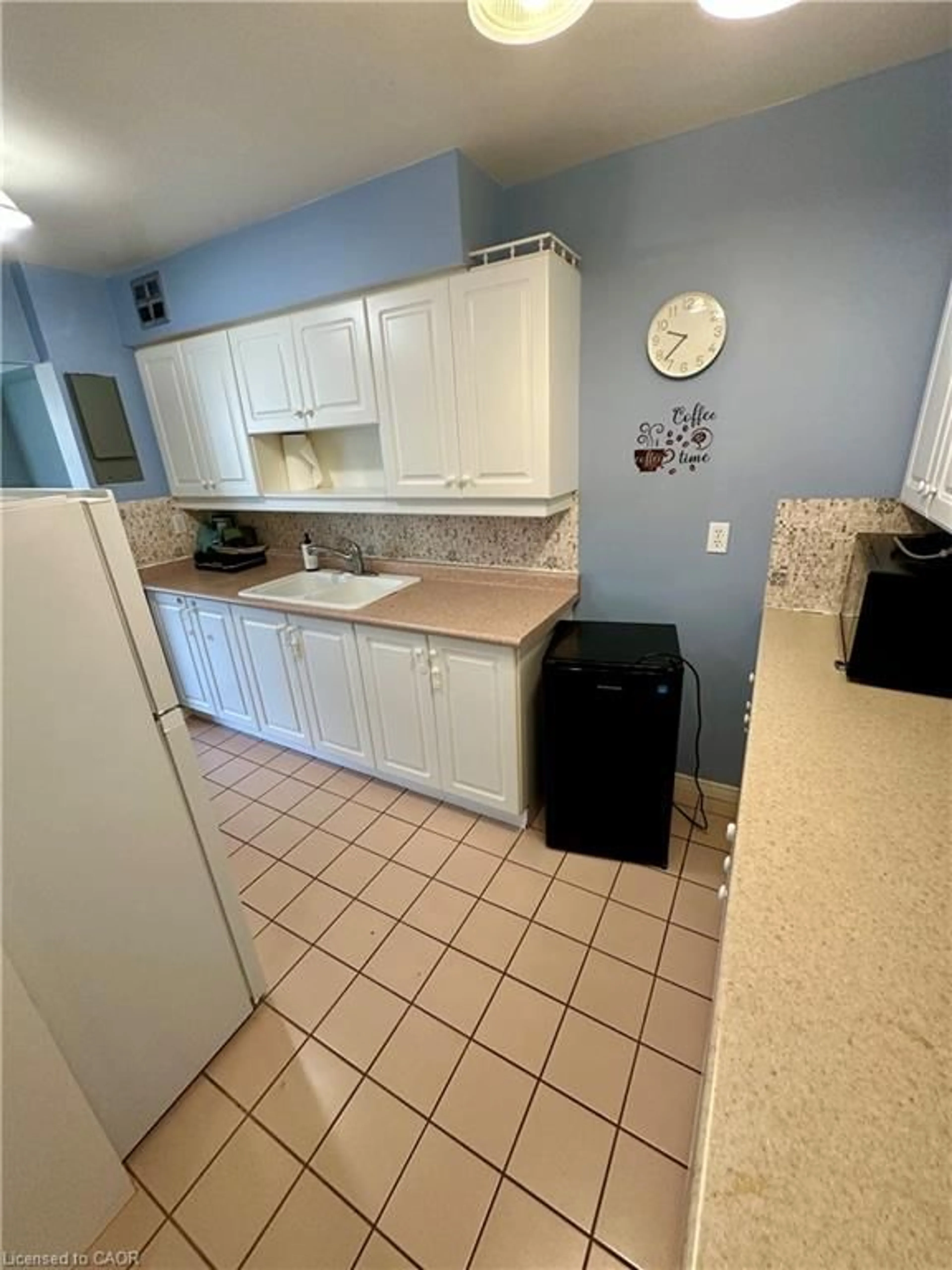 Standard kitchen, unknown for 1964 Main St #802, Hamilton Ontario L8S 1J5