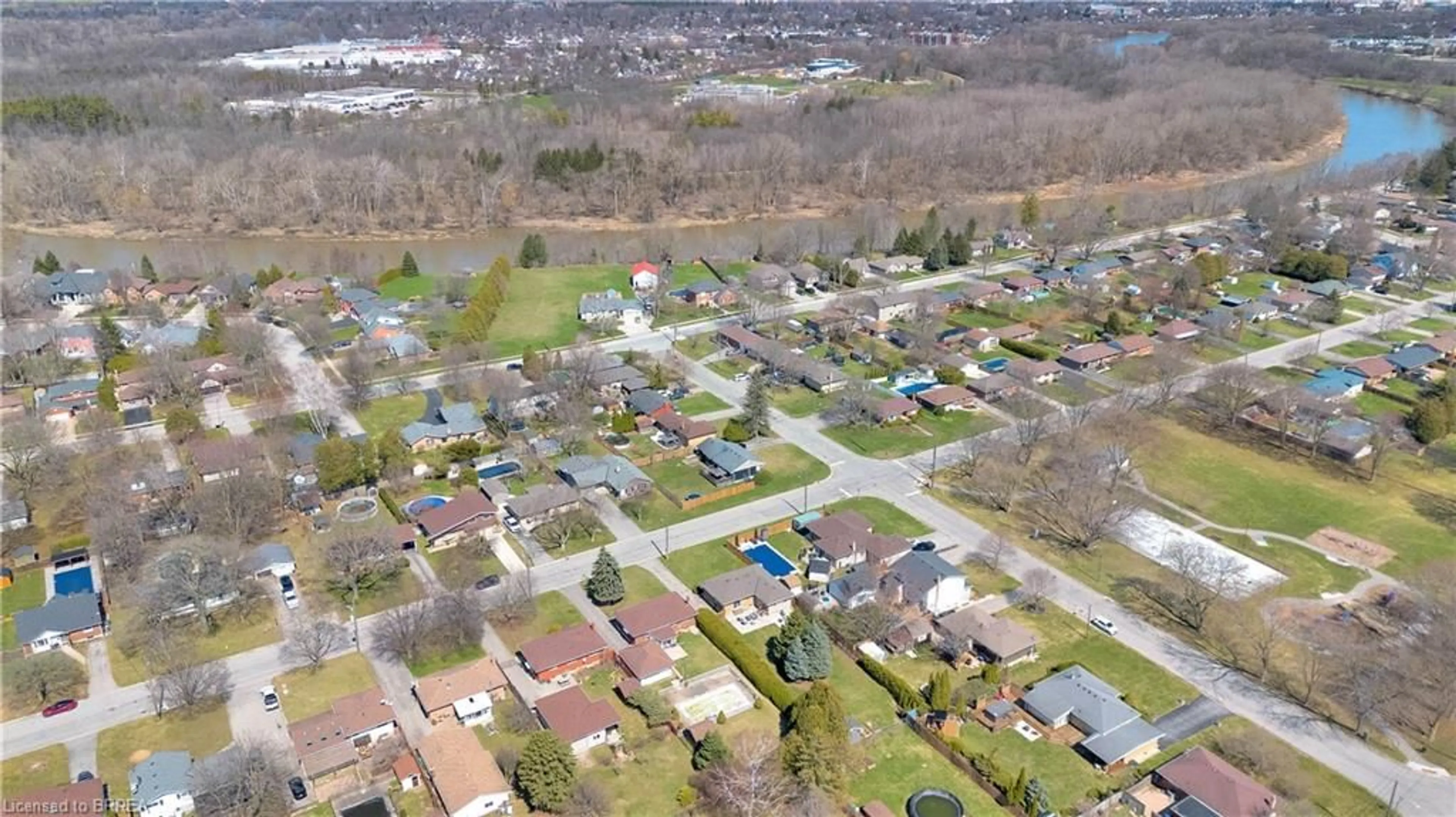 A pic from outside/outdoor area/front of a property/back of a property/a pic from drone, street for 44 Kinnard Rd, Brantford Ontario N3T 1P9