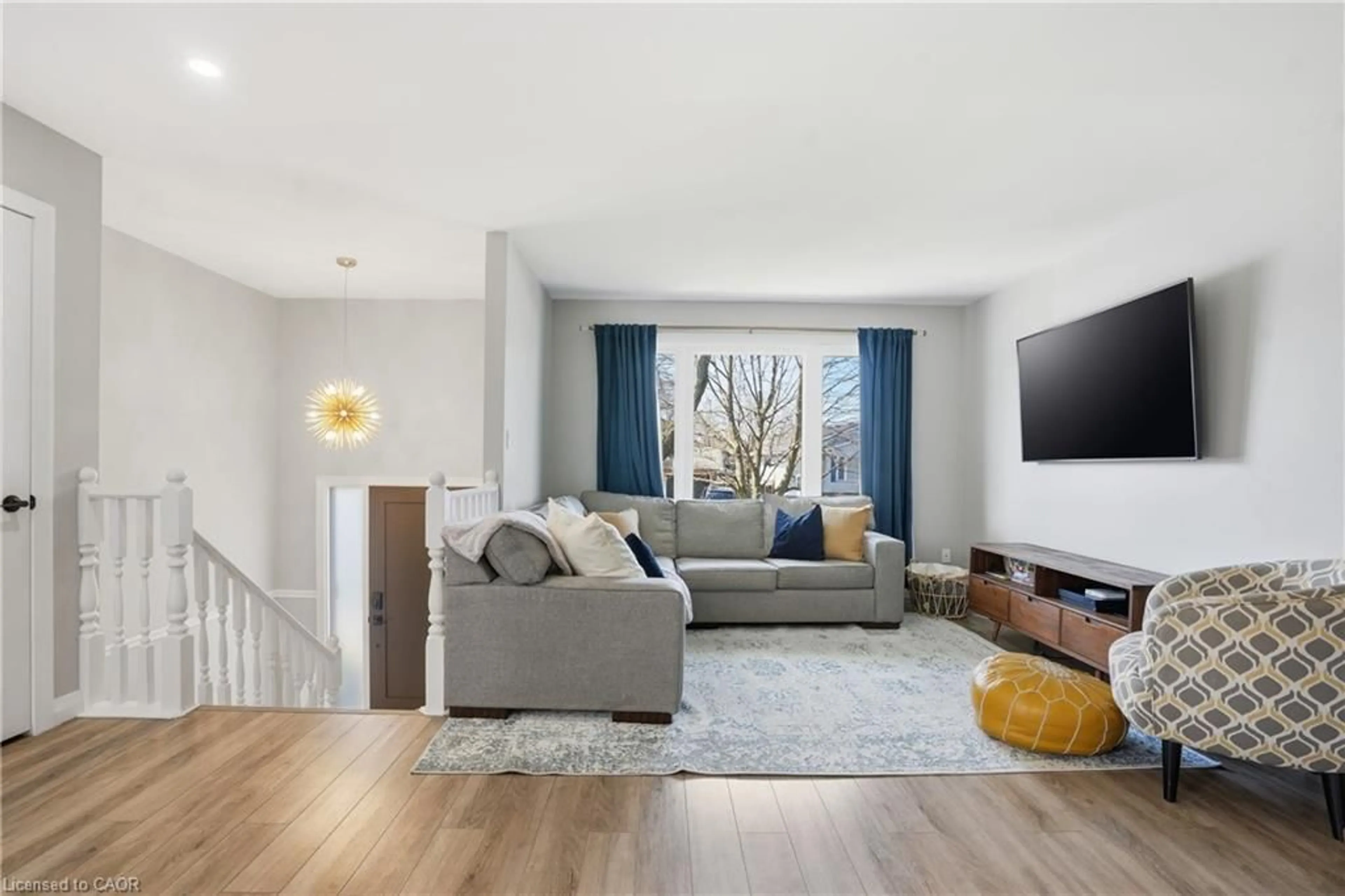 Living room with furniture, unknown for 4533 Carriage Rd, Lincoln Ontario L3J 0C2