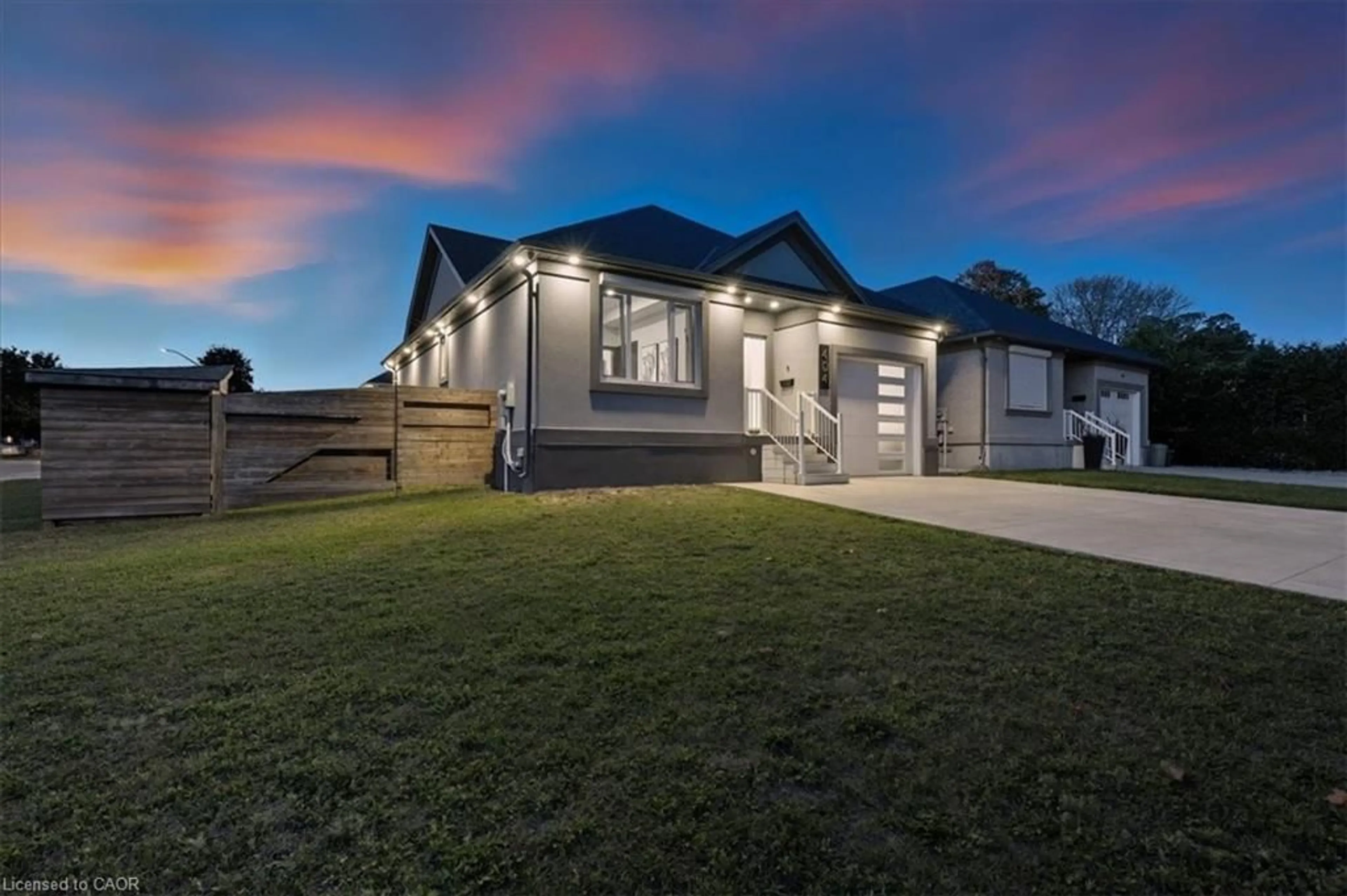A pic from outside/outdoor area/front of a property/back of a property/a pic from drone, unknown for 404 Montrose St, Cambridge Ontario N3H 2P3