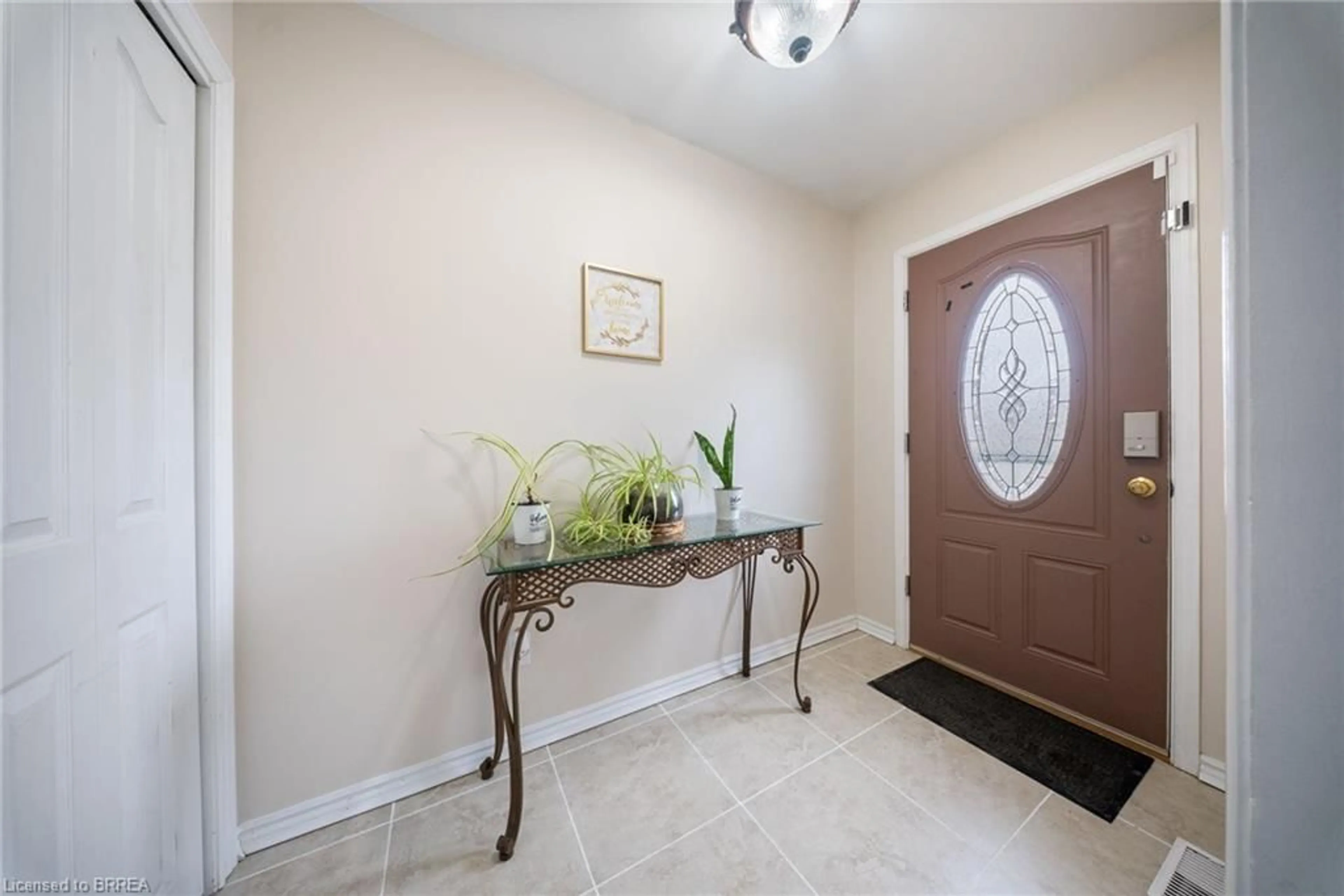 Indoor entryway for 12 Paris Rd, Brantford Ontario N3R 1H7