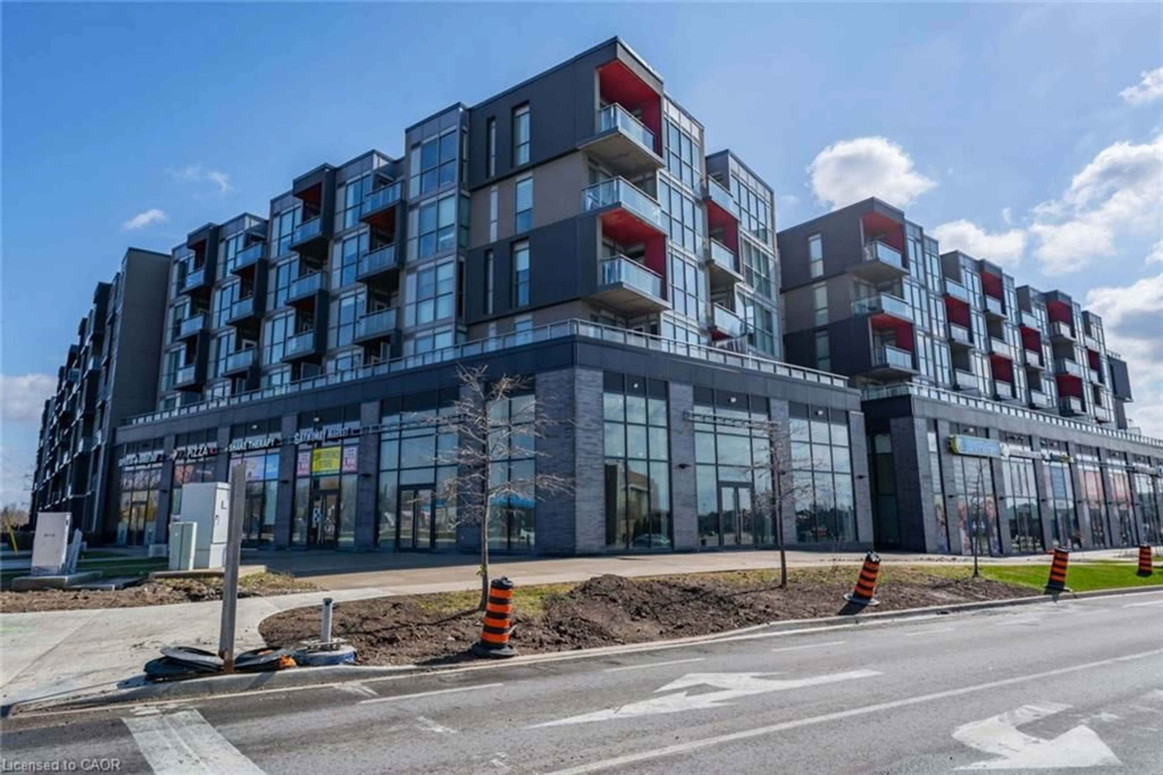 Patio, building for 5220 Dundas St #516, Burlington Ontario L7L 0J4