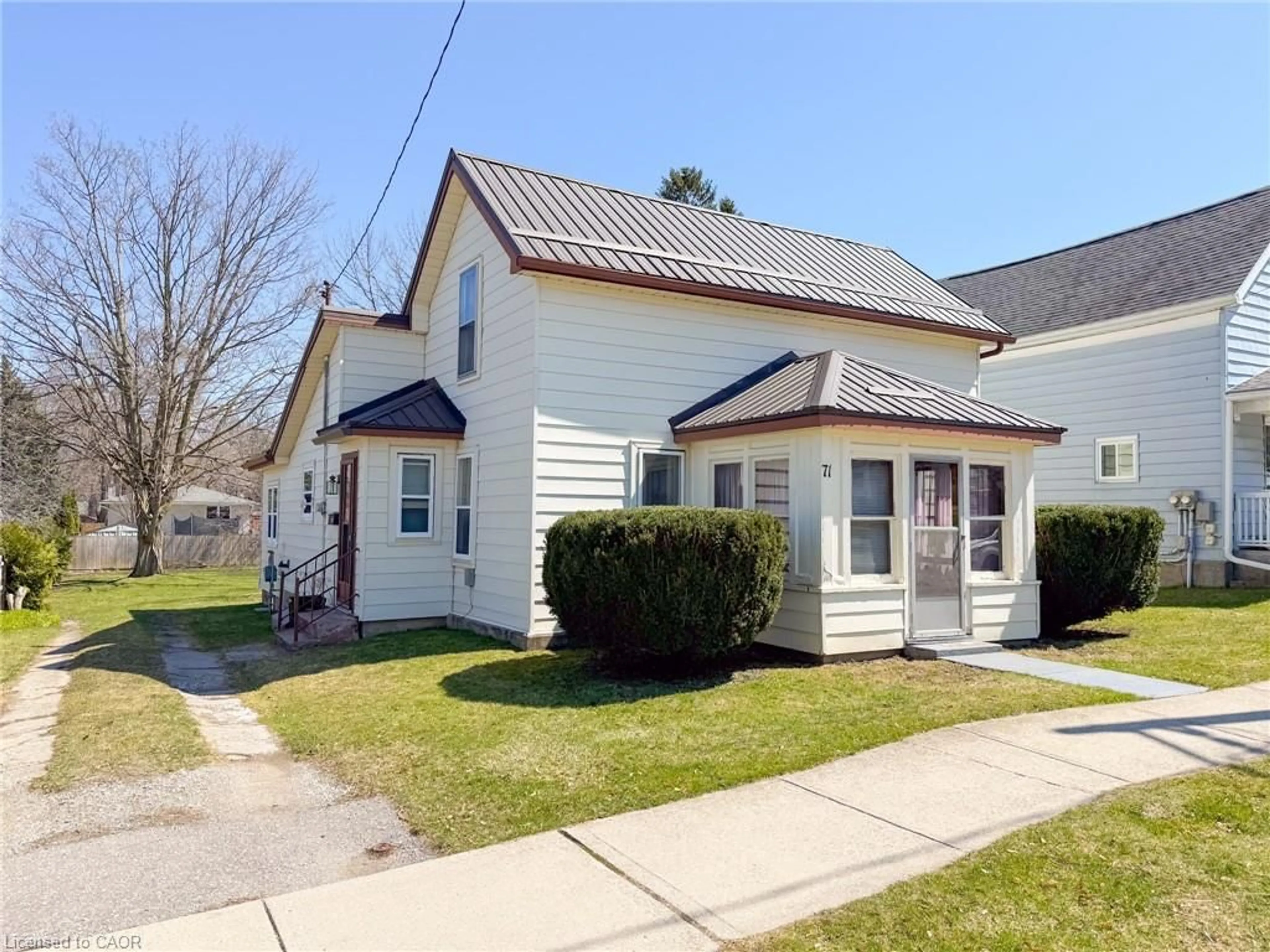 Home with vinyl exterior material, street for 71 Washington St, Waterford Ontario N0E 1Y0