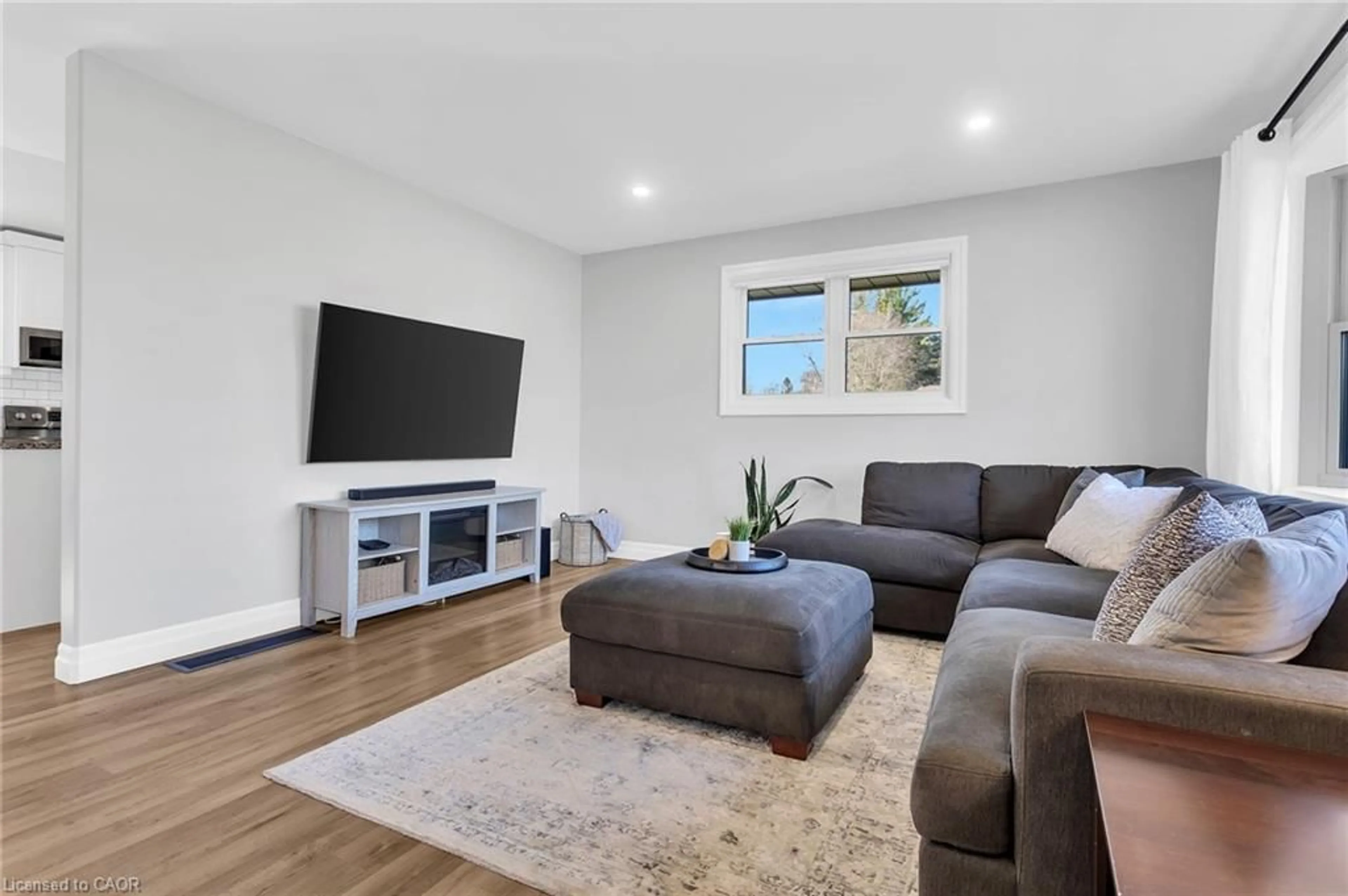 Living room with furniture, unknown for 868 Grosvenor St, Woodstock Ontario N4S 5H1