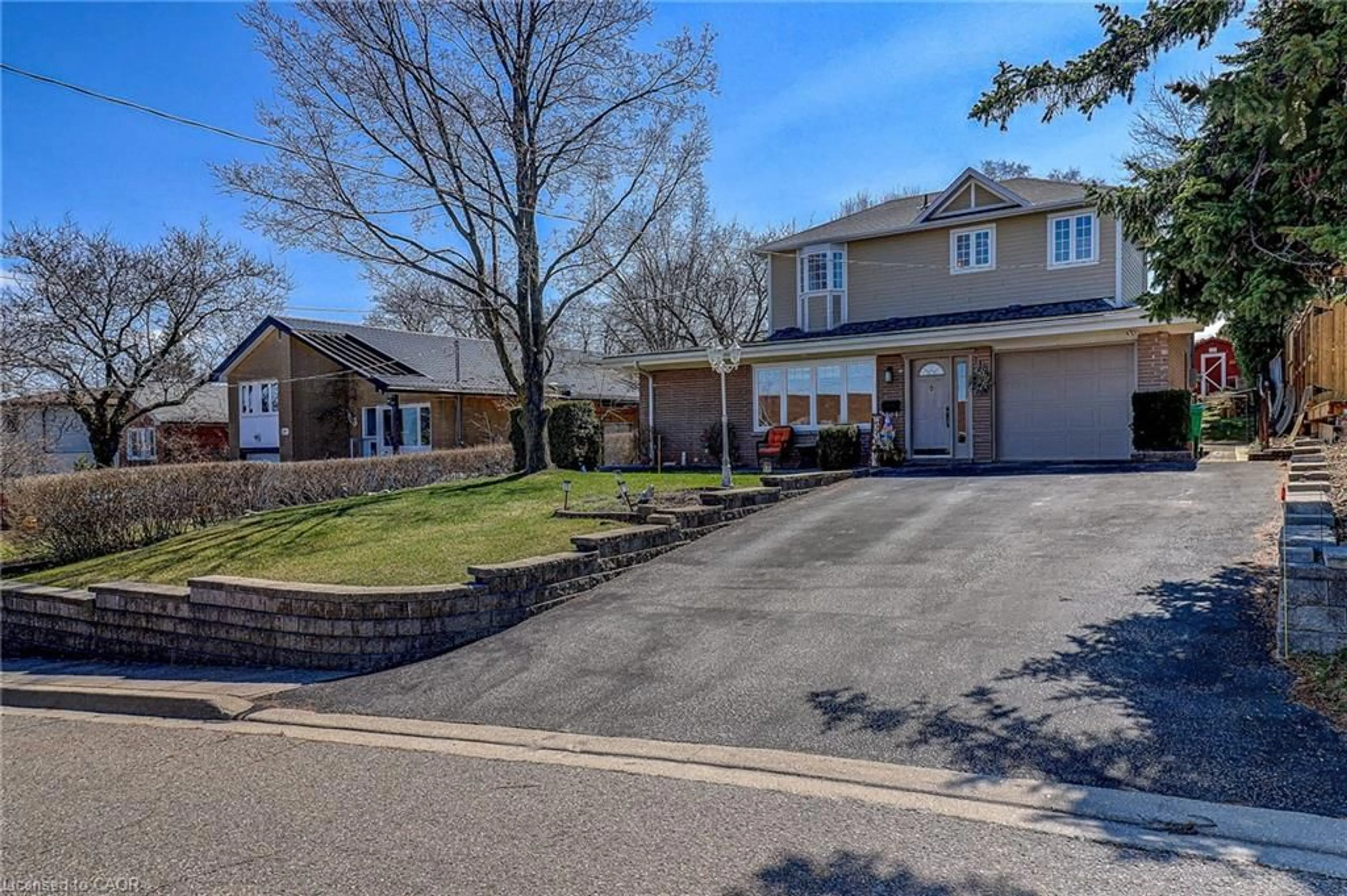 A pic from outside/outdoor area/front of a property/back of a property/a pic from drone, street for 118 Vista Blvd, Mississauga Ontario L5M 1V9