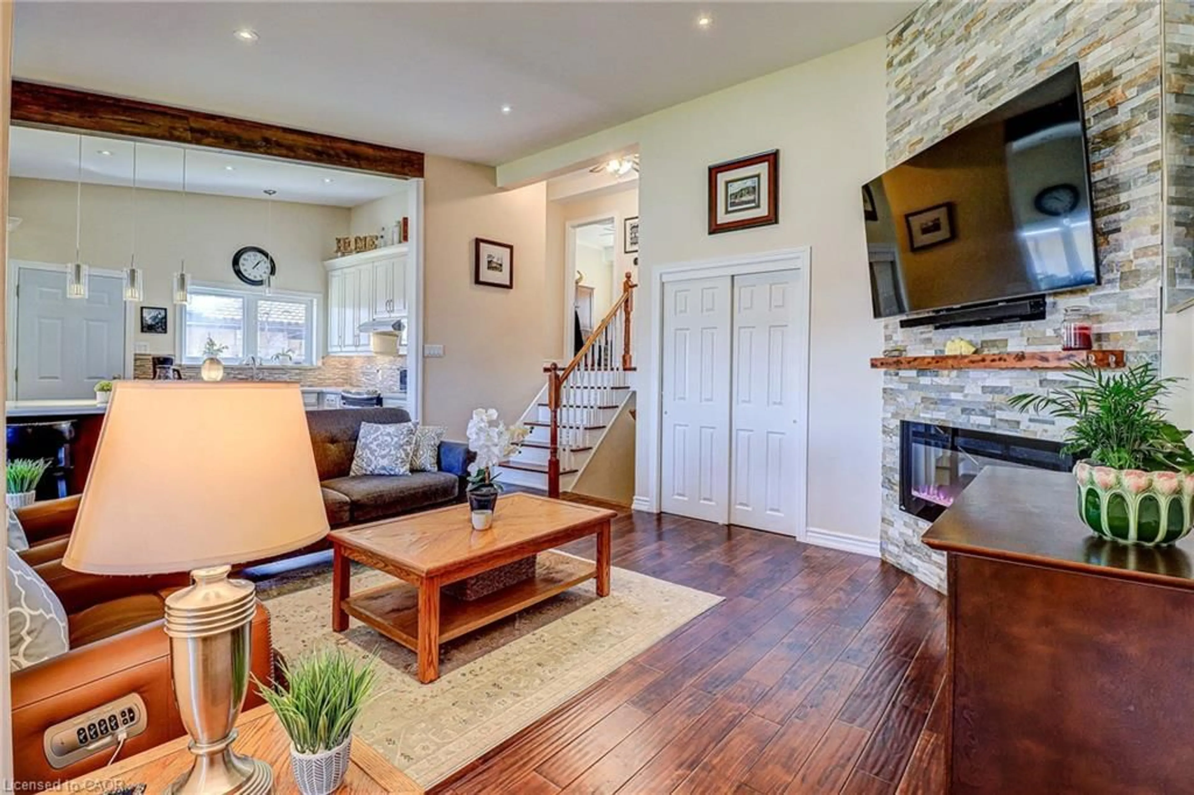 Living room with furniture, wood/laminate floor for 118 Vista Blvd, Mississauga Ontario L5M 1V9