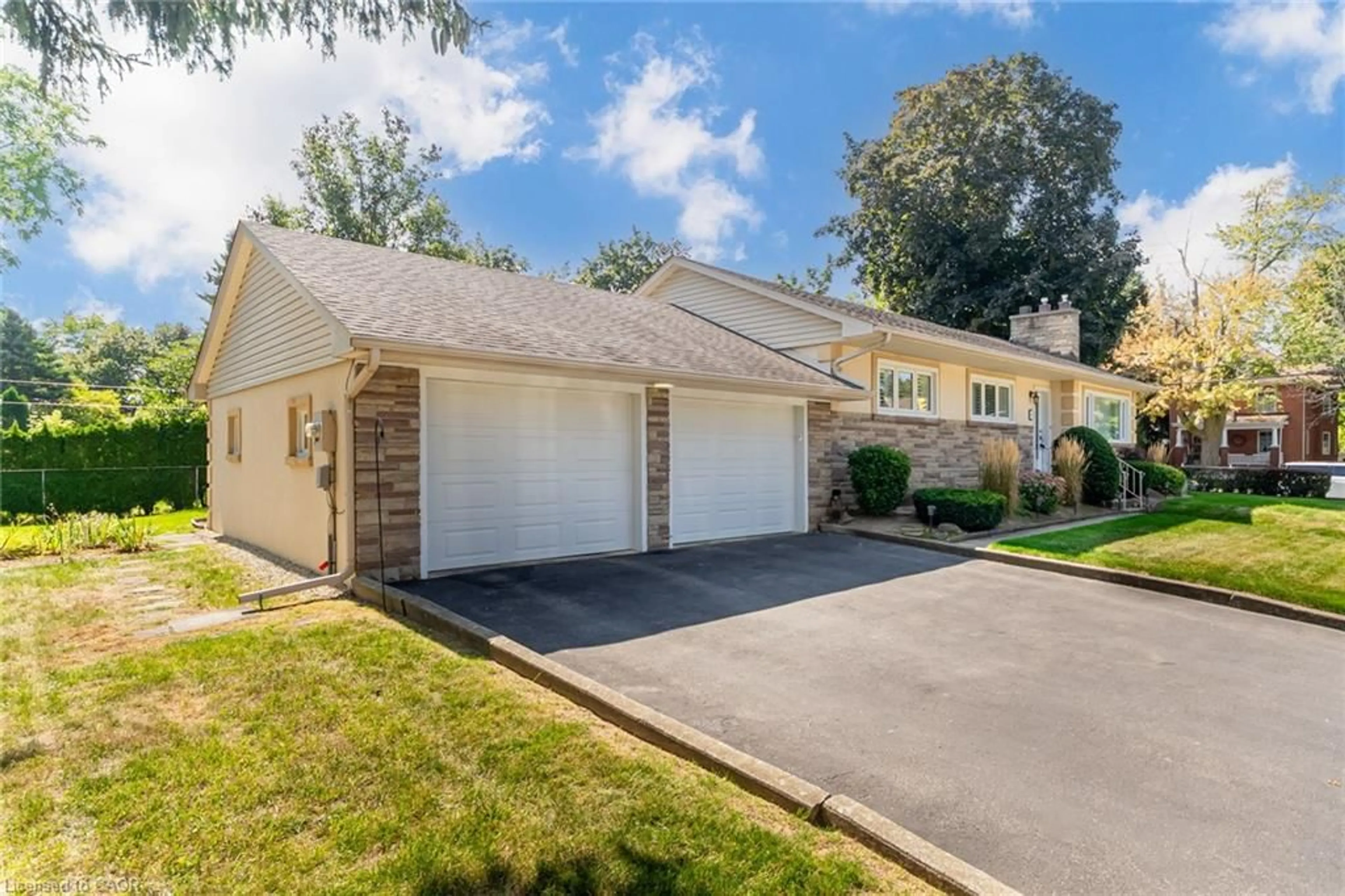 Home with vinyl exterior material, street for 5 Albert St, Alliston Ontario L9R 1J4