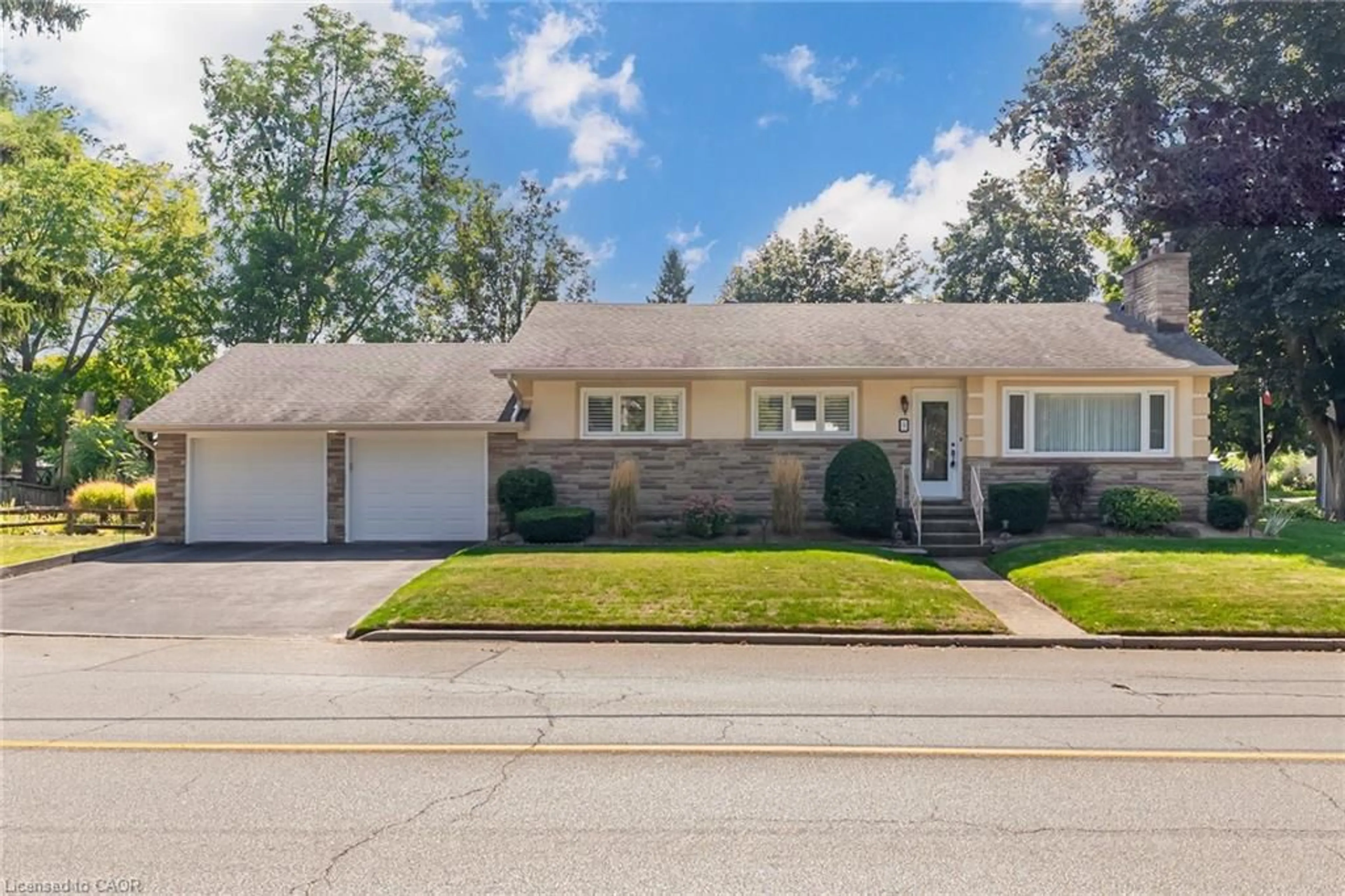 Home with vinyl exterior material, street for 5 Albert St, Alliston Ontario L9R 1J4