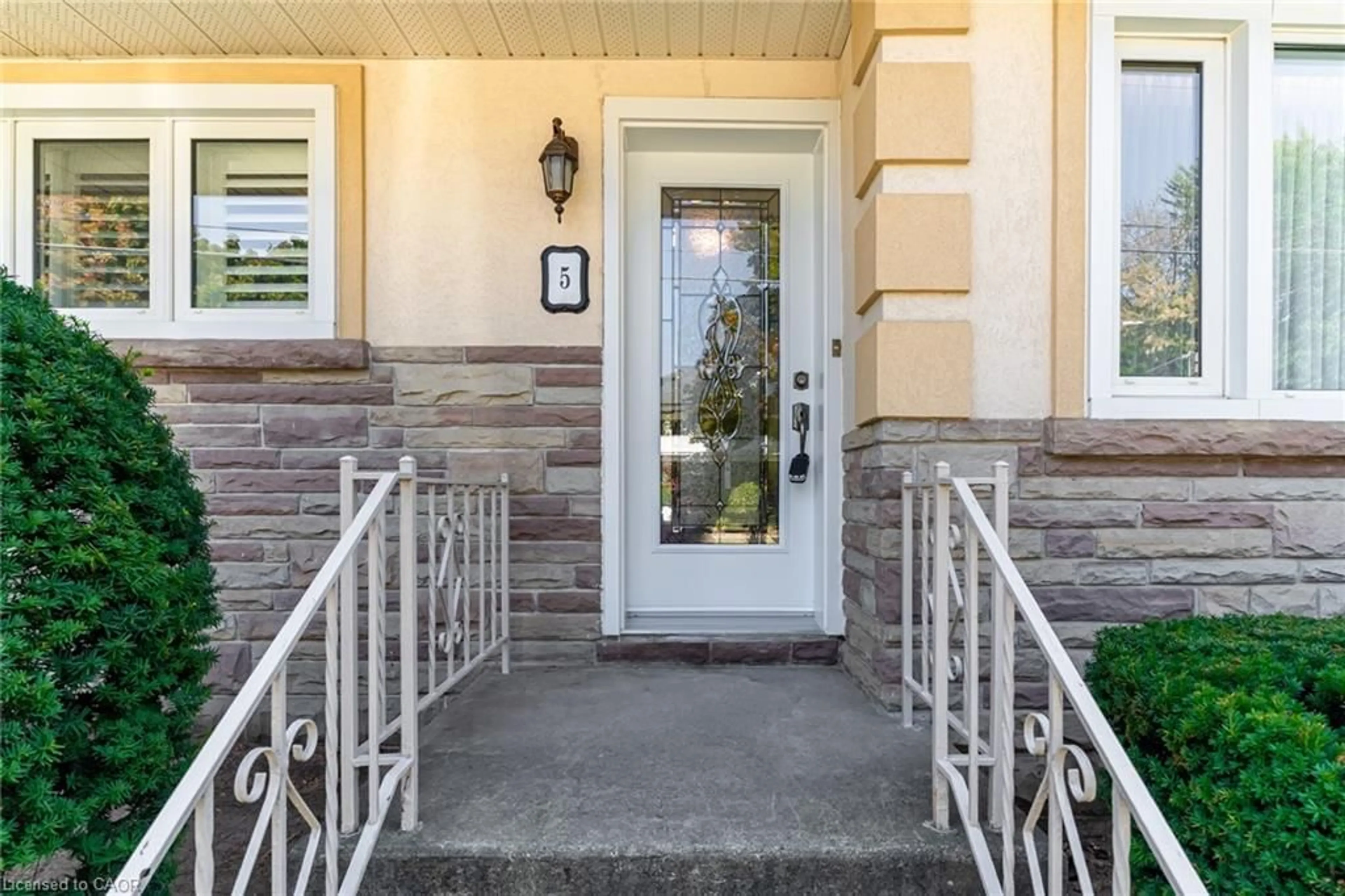 Indoor entryway for 5 Albert St, Alliston Ontario L9R 1J4