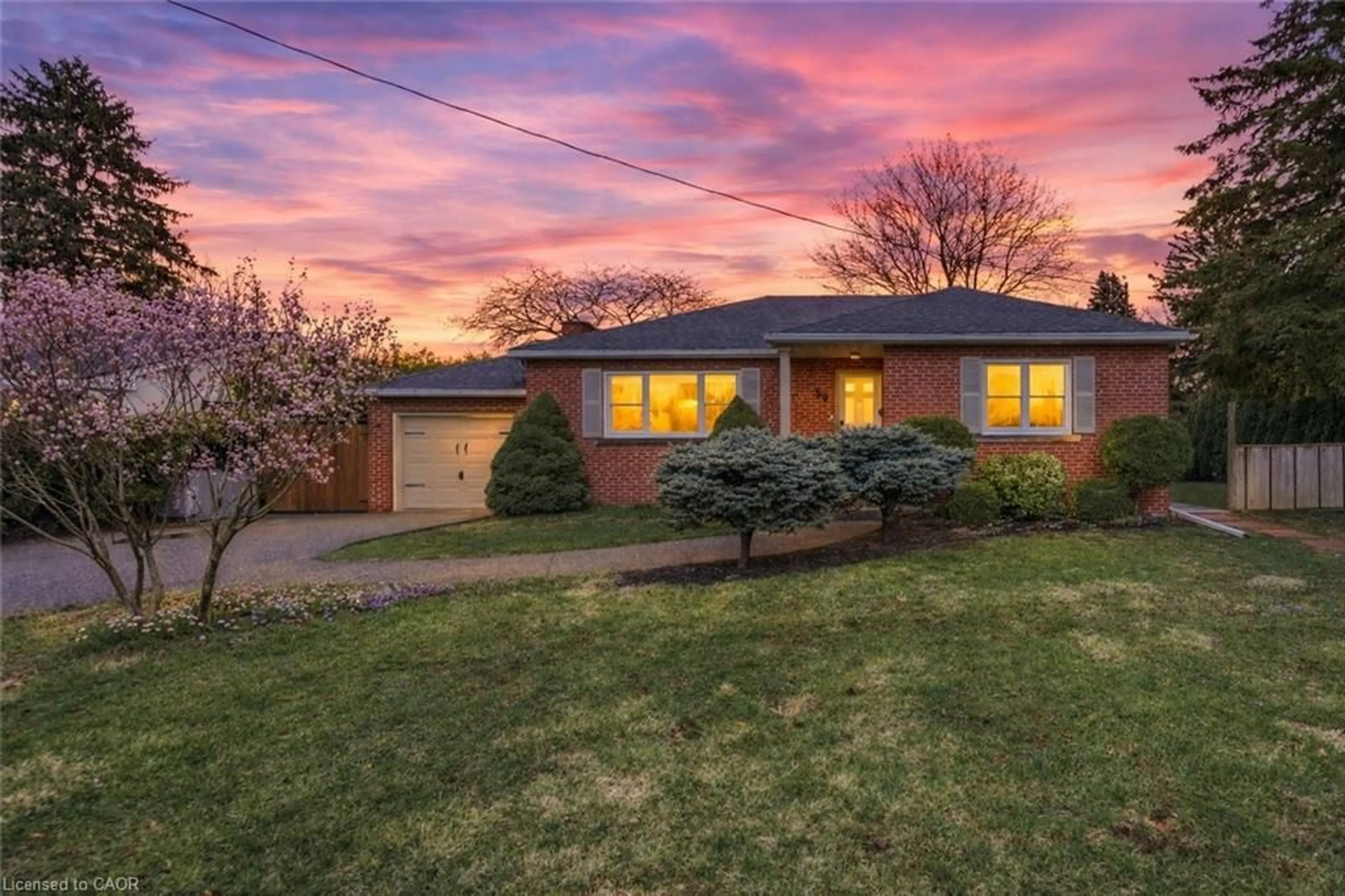 A pic from outside/outdoor area/front of a property/back of a property/a pic from drone, street for 59 Oakley Crt, Ancaster Ontario L9G 1T7
