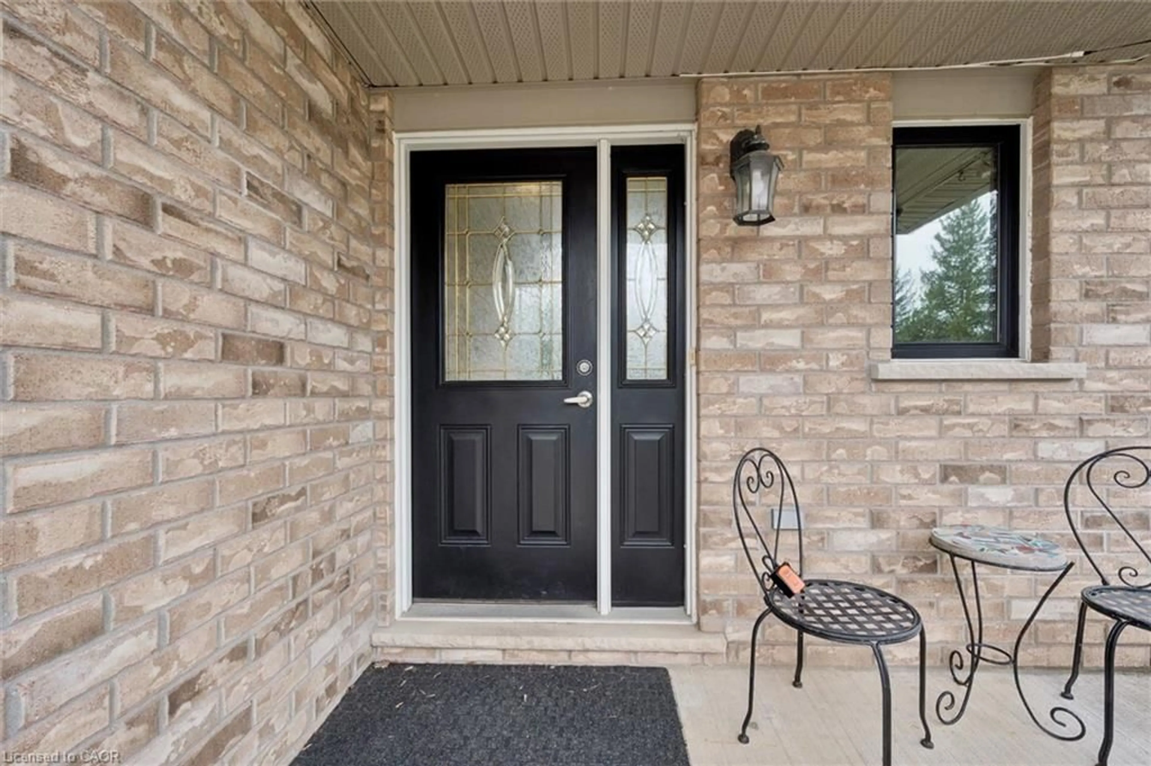 Indoor entryway for 420 Waterloo St, New Hamburg Ontario N3A 1T5