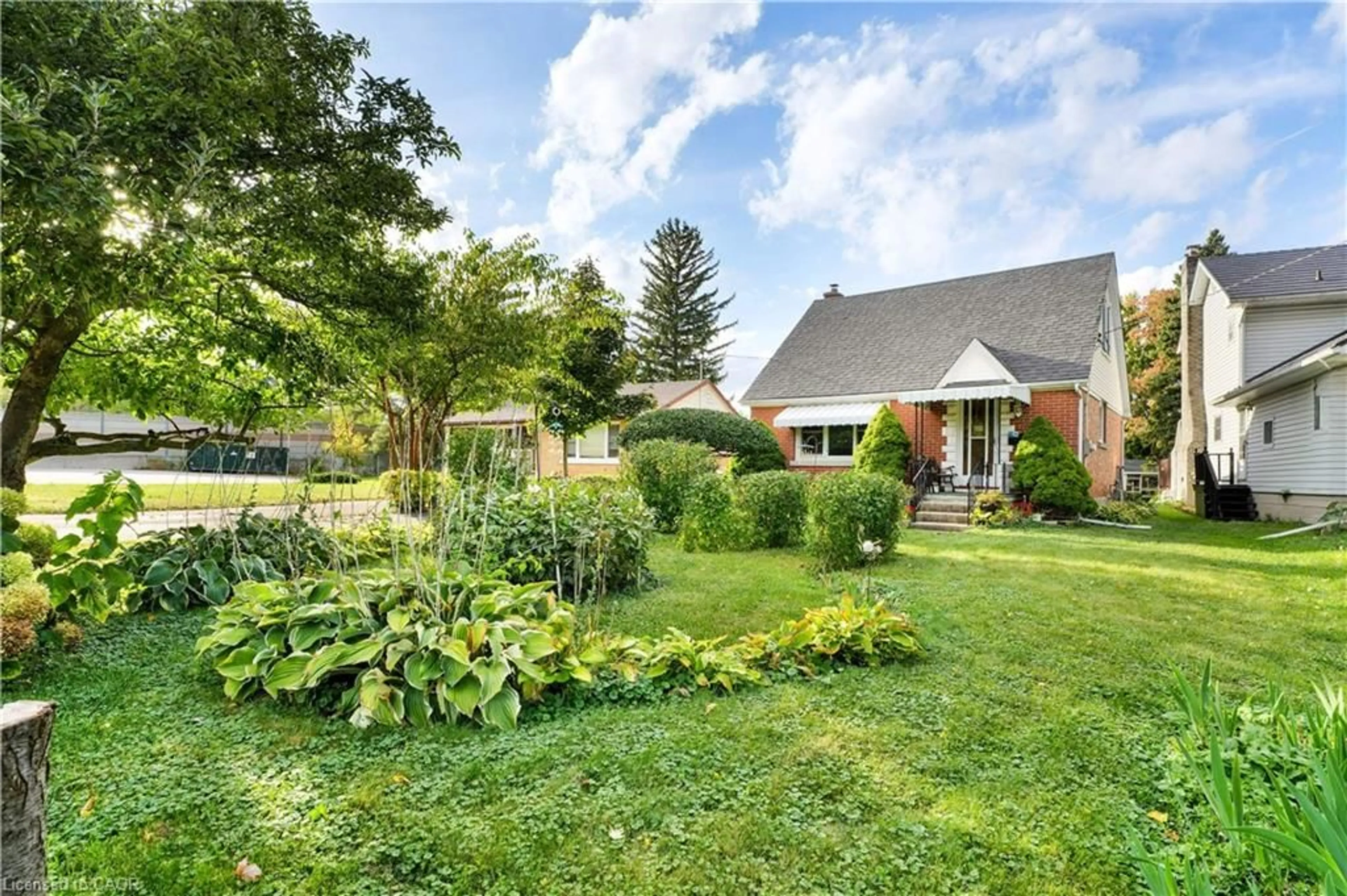 Patio, street for 22 Graber Pl, Kitchener Ontario N2A 1G8