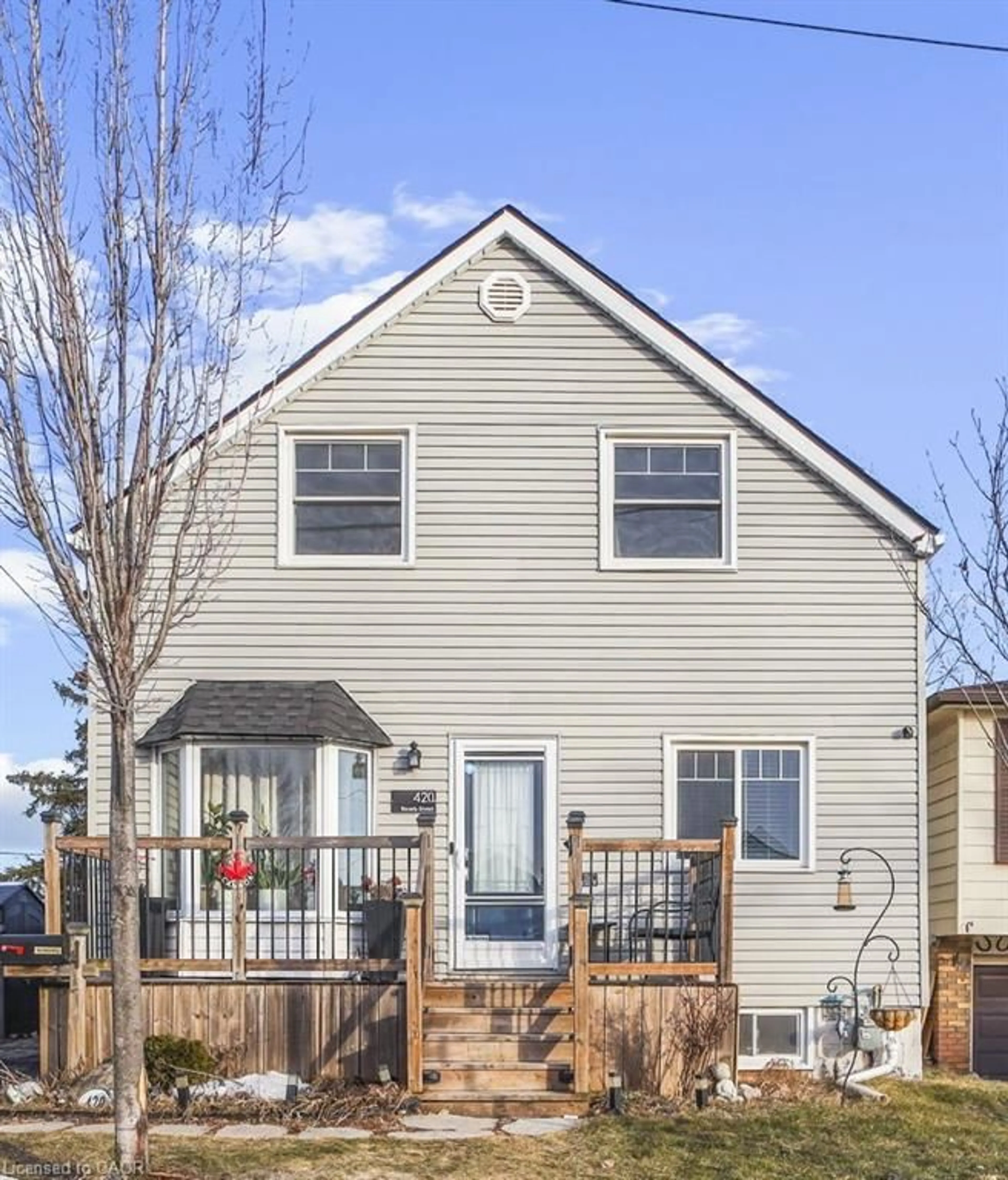 Home with vinyl exterior material, street for 420 Waverly St, Hamilton Ontario L8H 6R4