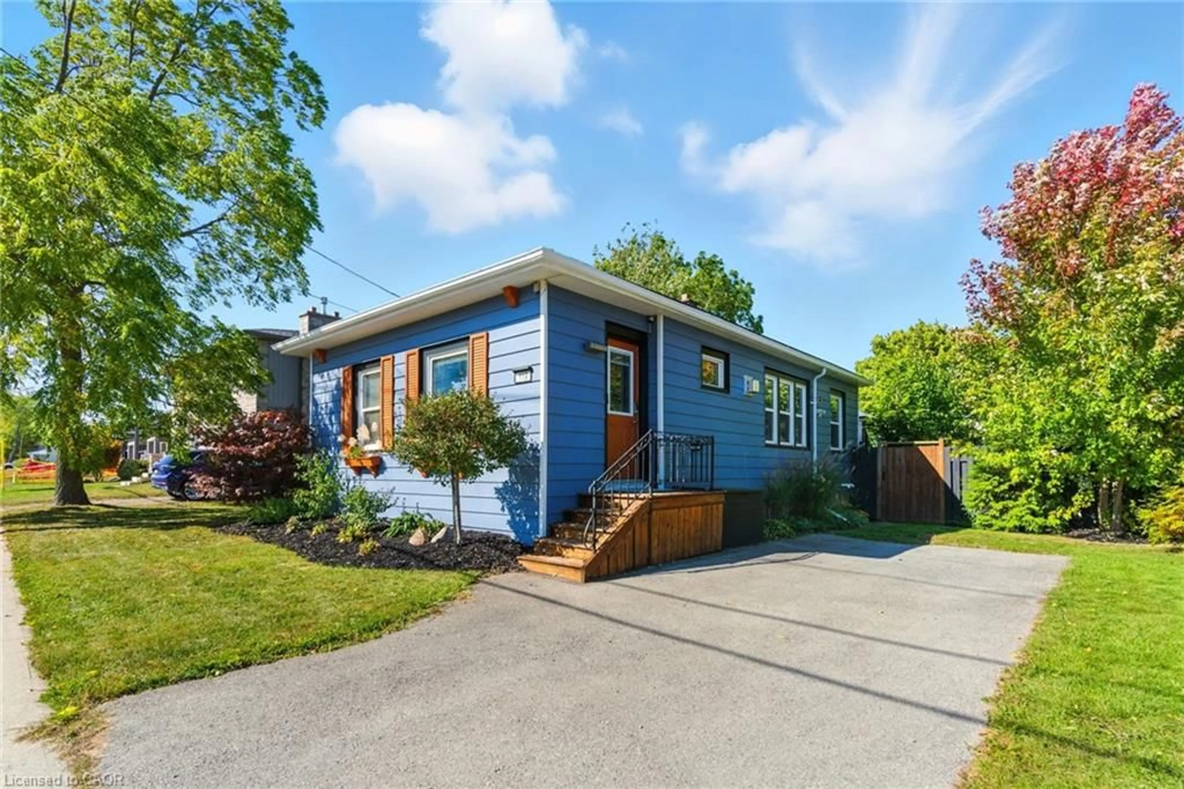 Home with vinyl exterior material, street for 119 Port Robinson Rd, Fonthill Ontario L0S 1E0