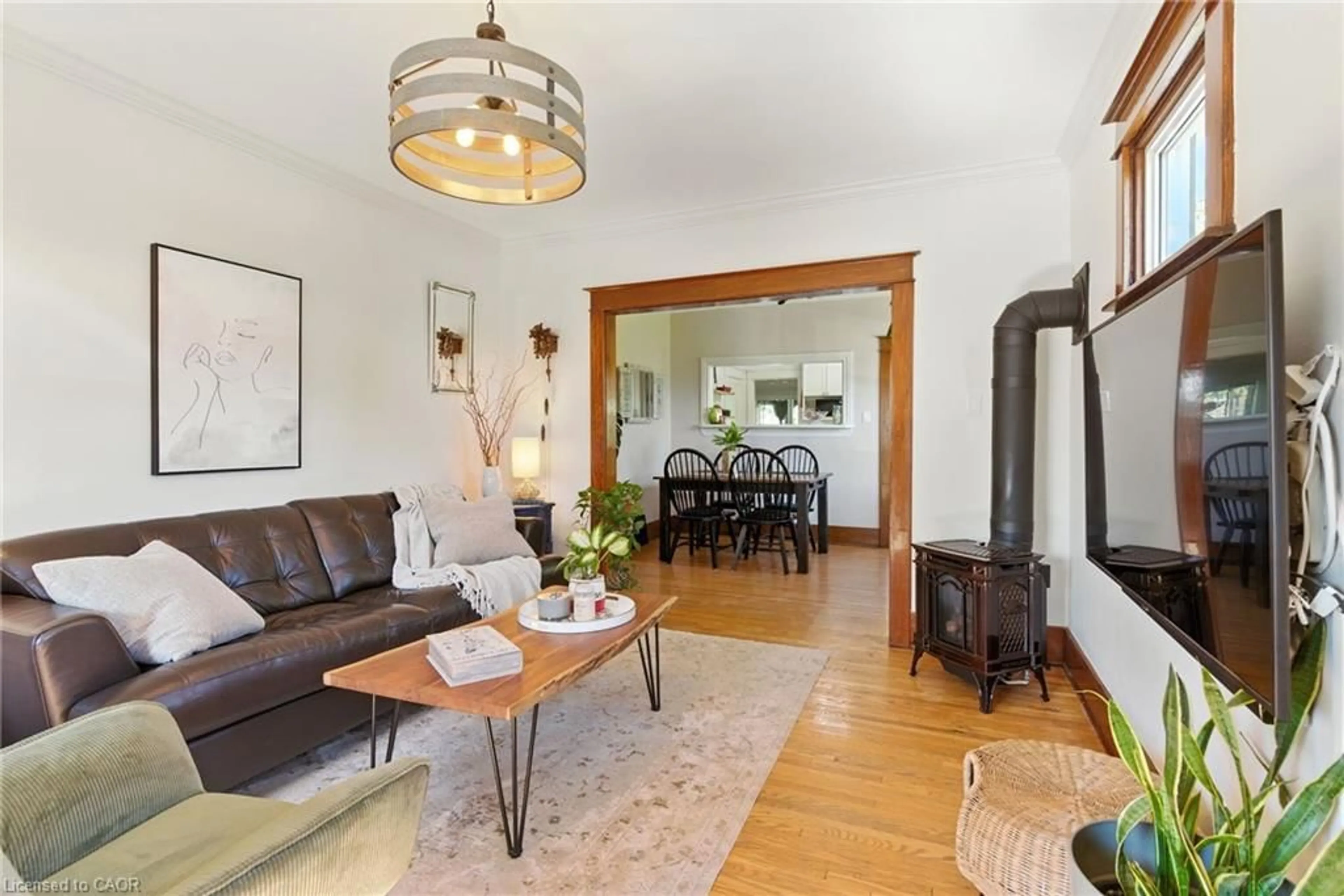 Living room with furniture, wood/laminate floor for 119 Port Robinson Rd, Fonthill Ontario L0S 1E0