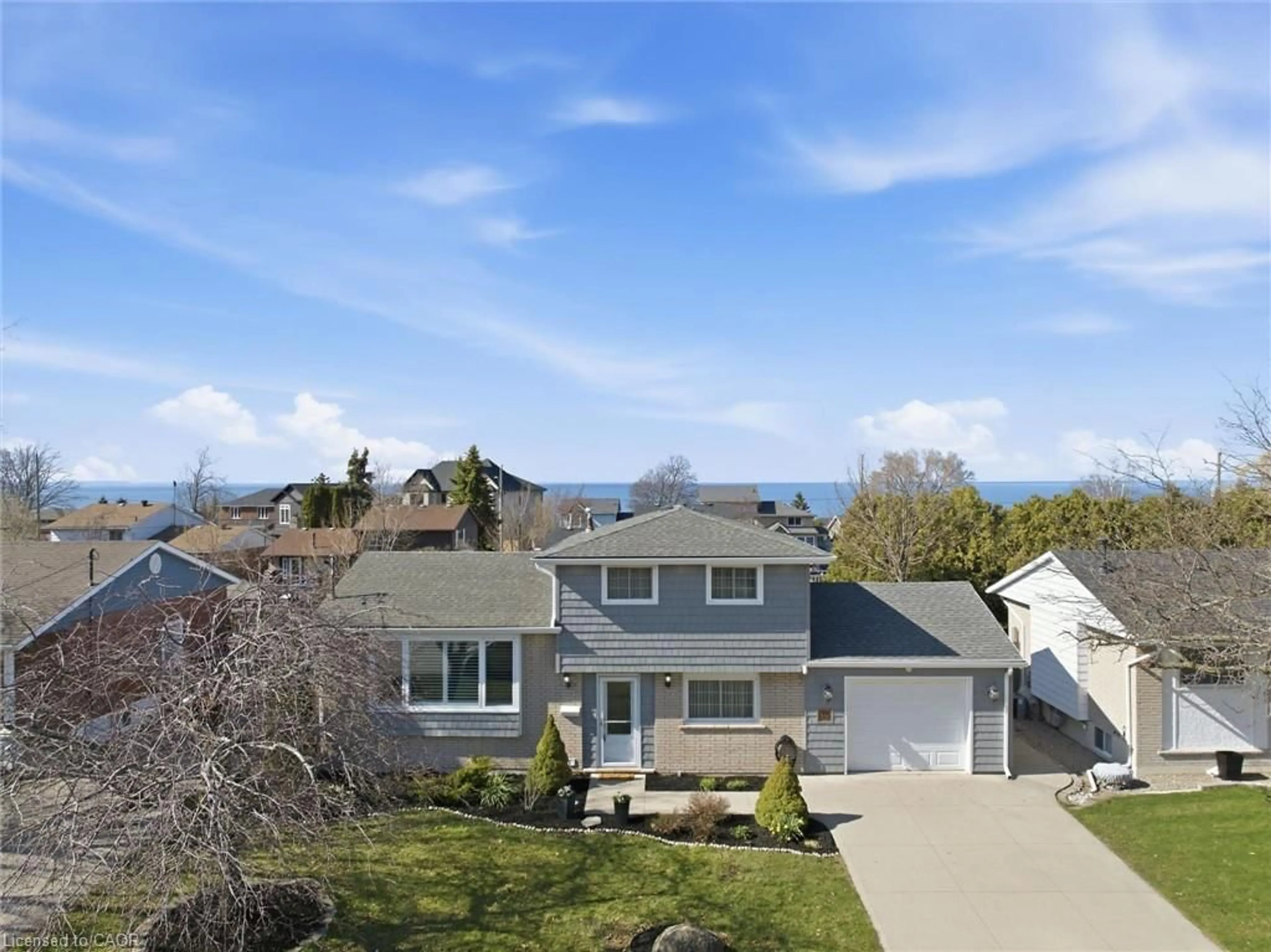 A pic from outside/outdoor area/front of a property/back of a property/a pic from drone, water/lake/river/ocean view for 35 Viking Dr, Grimsby Ontario L3M 3V2