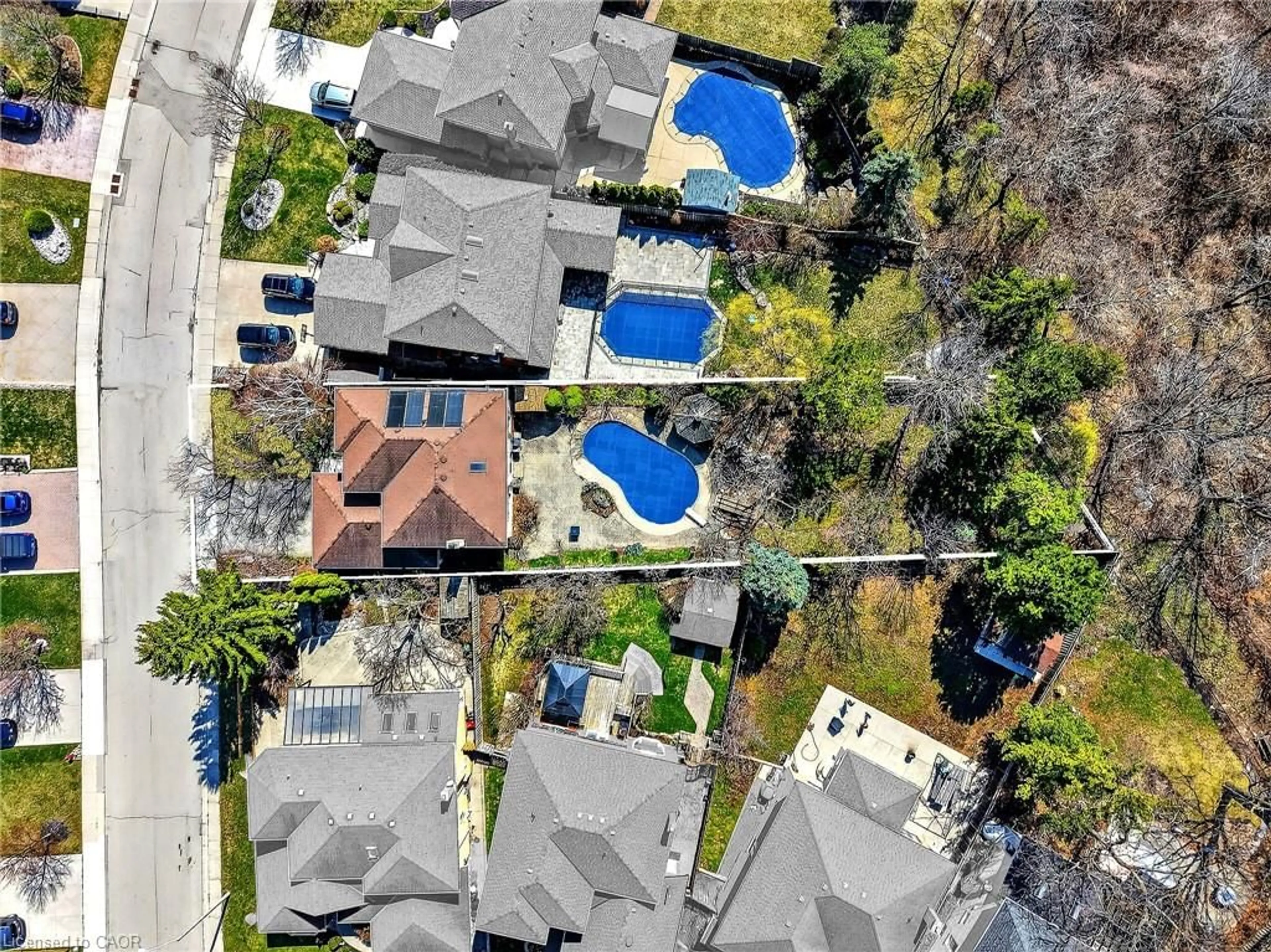 A pic from outside/outdoor area/front of a property/back of a property/a pic from drone, street for 72 National Dr, Hamilton Ontario L8G 5A8