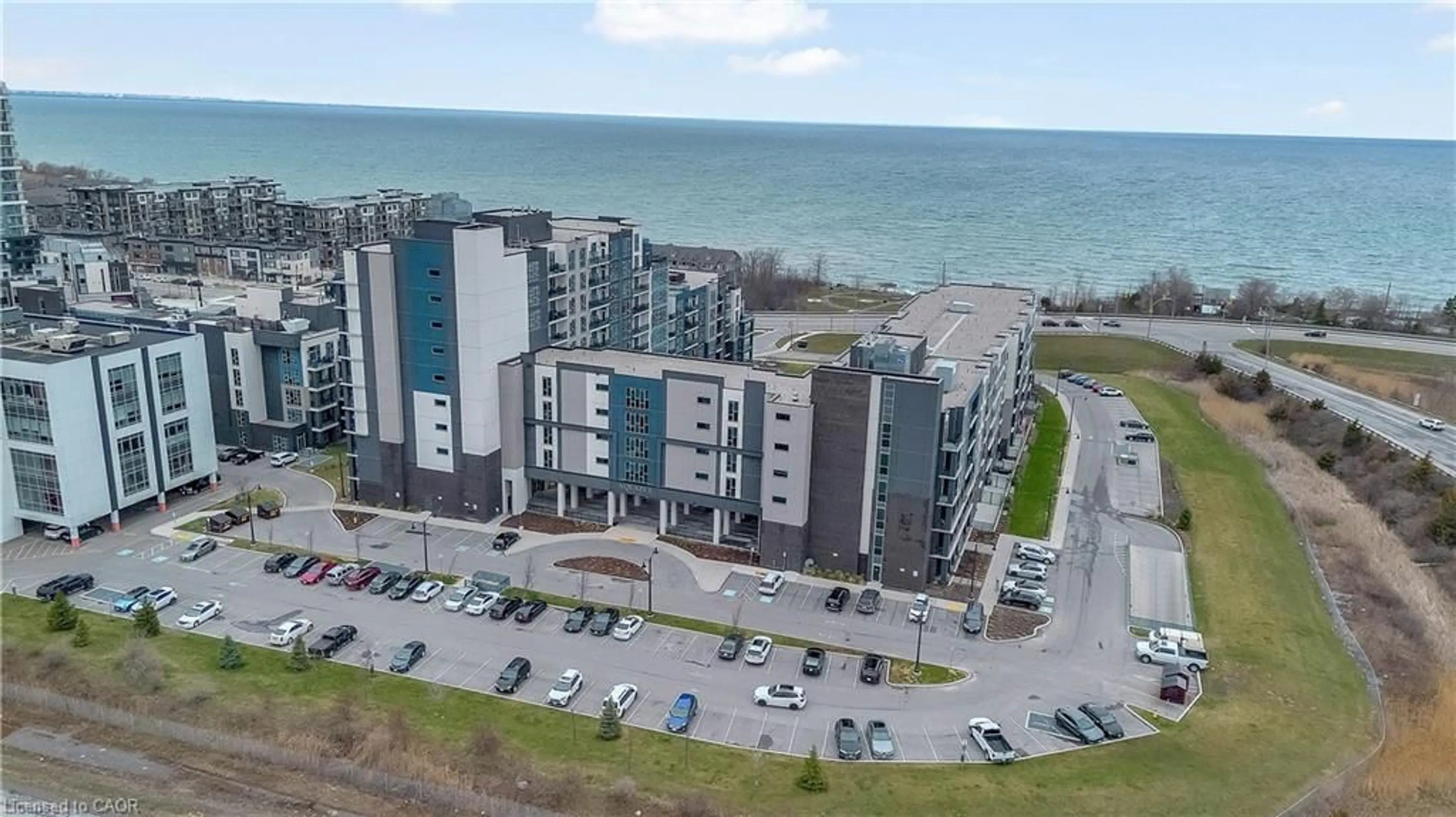 A pic from outside/outdoor area/front of a property/back of a property/a pic from drone, building for 16 Concord Pl #317, Grimsby Ontario L3M 4E8