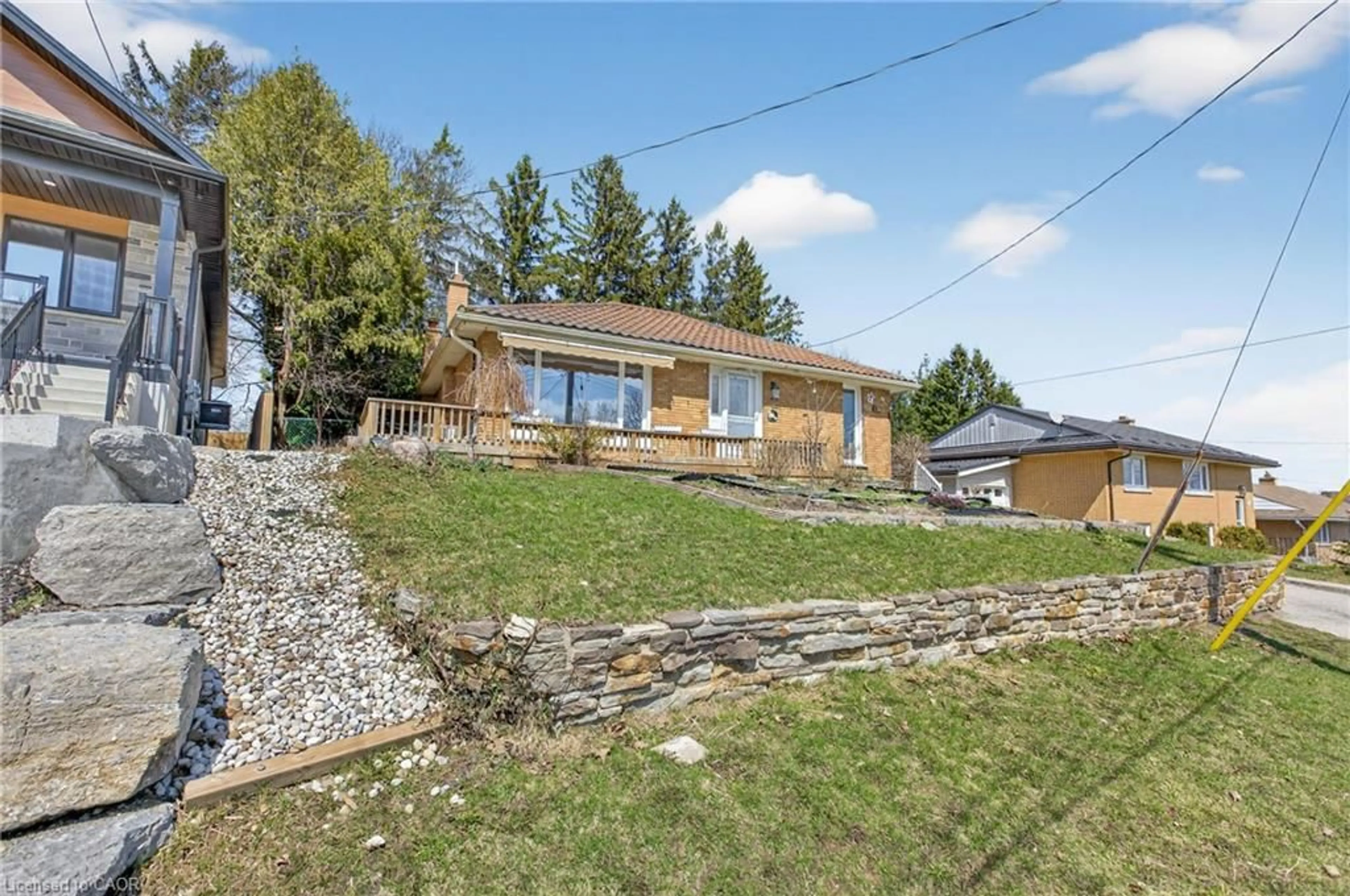 A pic from outside/outdoor area/front of a property/back of a property/a pic from drone, street for 270 Mausser Ave, Kitchener Ontario N2M 3L1