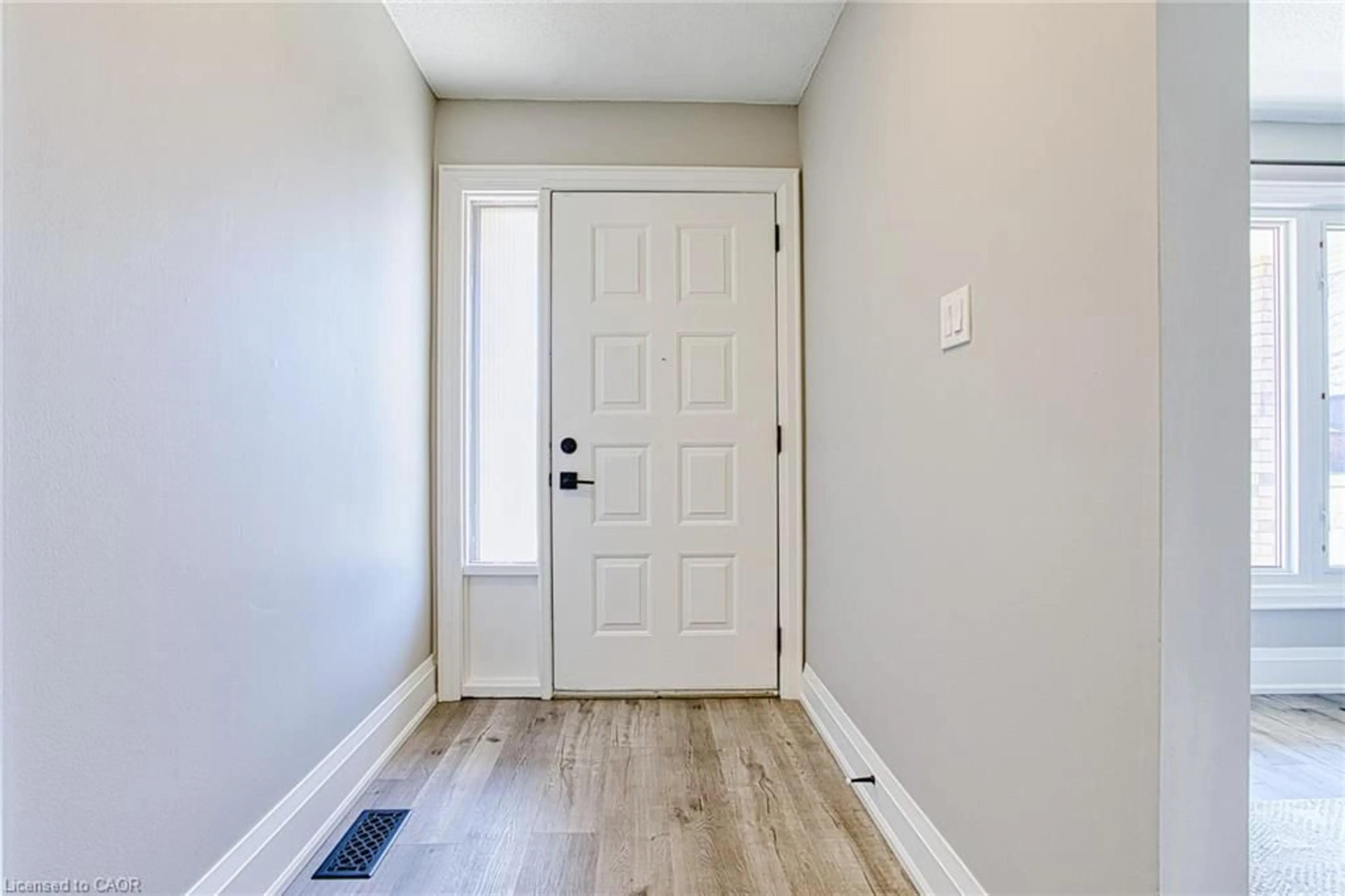 Indoor entryway for 4 Colgate Crt, Hamilton Ontario L9C 6Z6