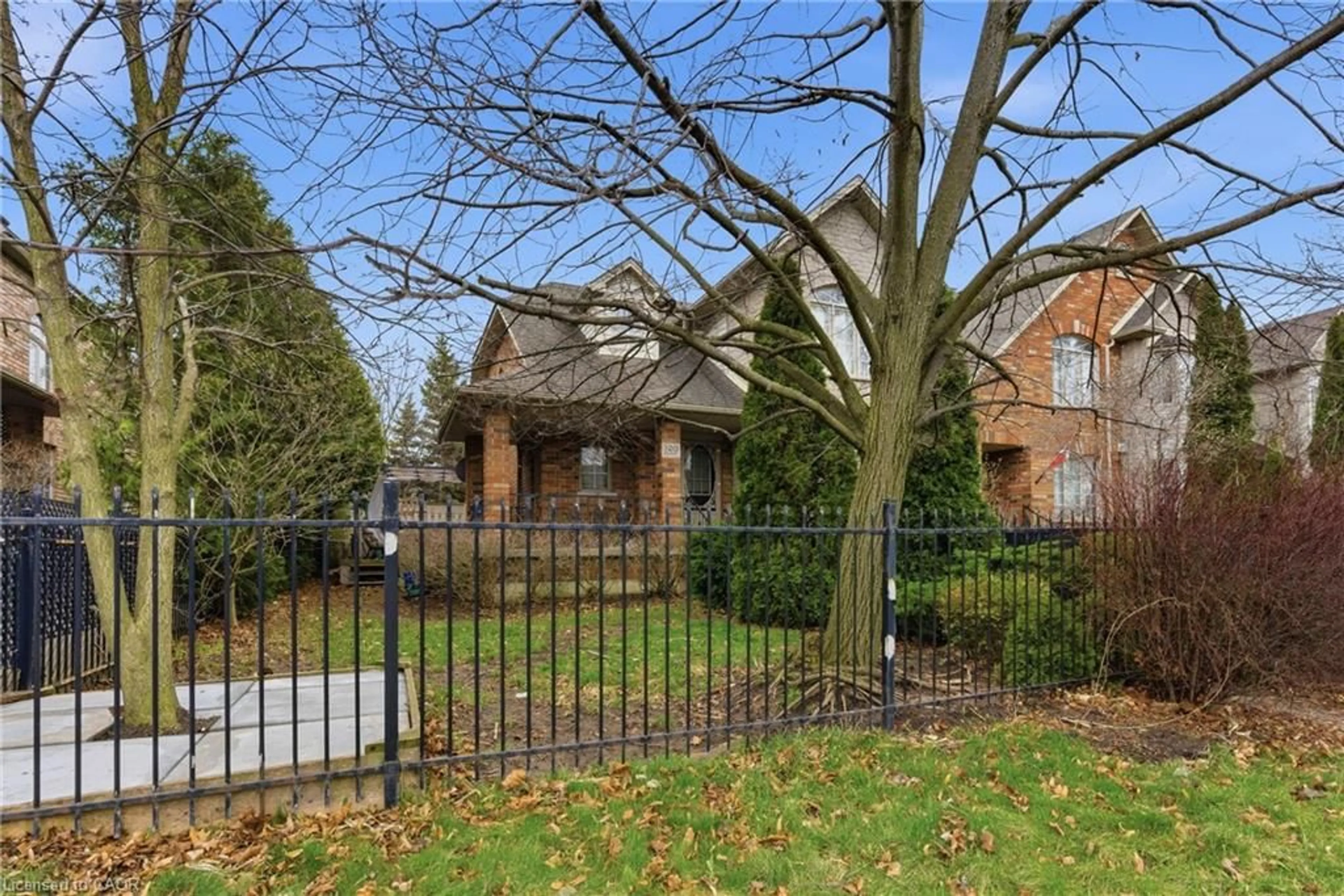 Home with brick exterior material, street for 189 Livingston Ave, Grimsby Ontario L3M 5M3