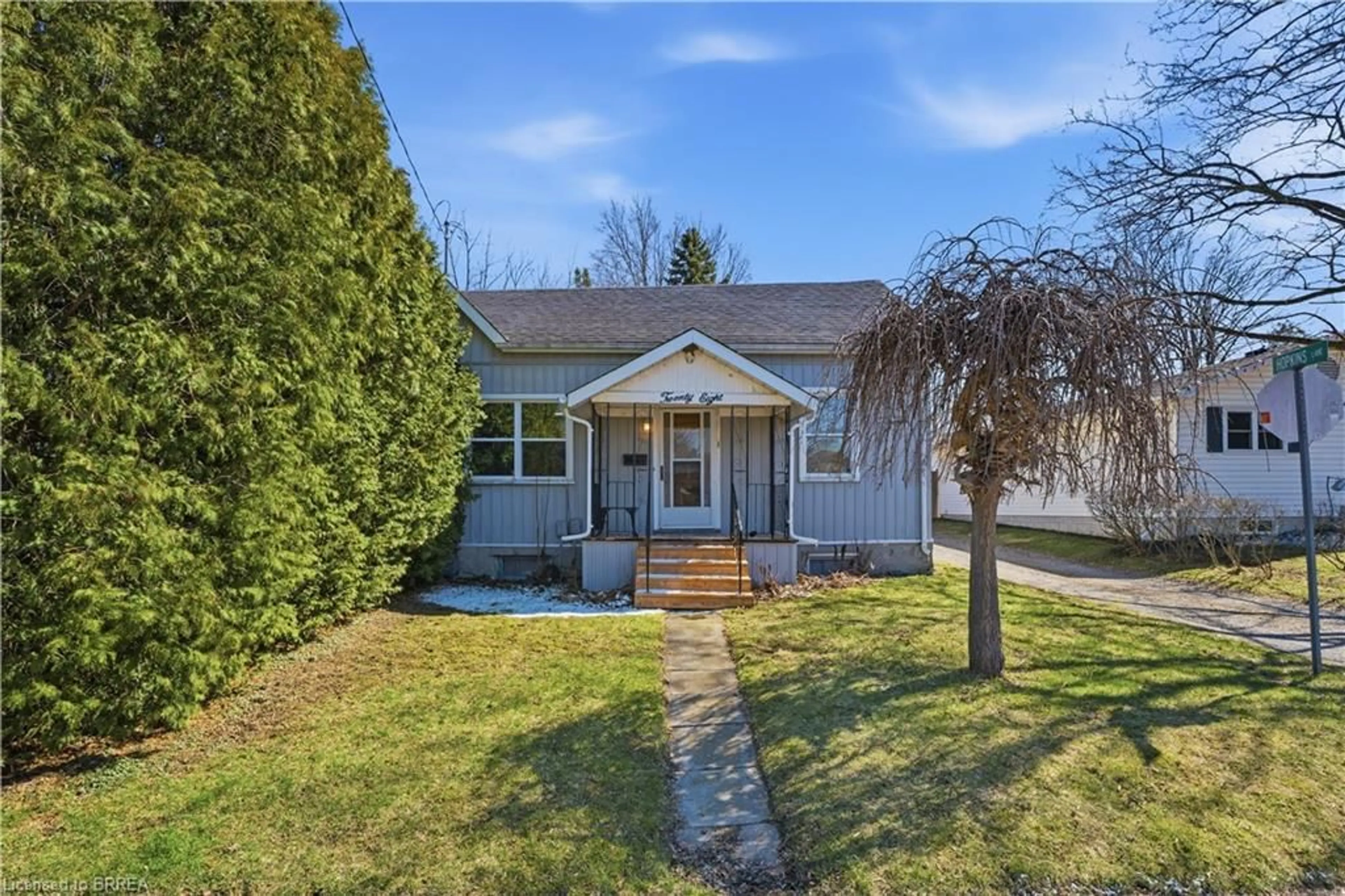 A pic from outside/outdoor area/front of a property/back of a property/a pic from drone, street for 28 Wellington St, Paris Ontario N3L 1S7