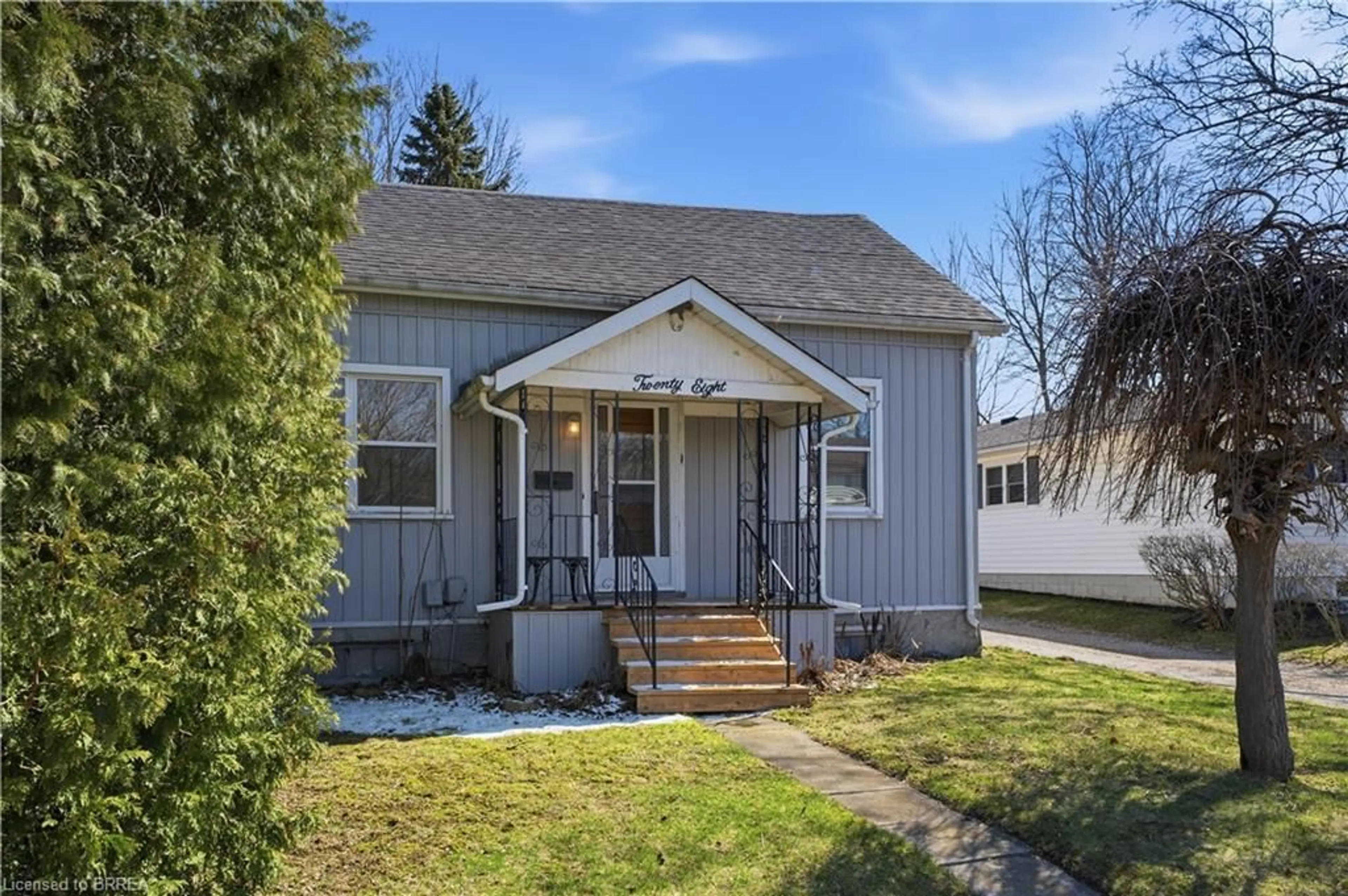 Home with vinyl exterior material, street for 28 Wellington St, Paris Ontario N3L 1S7