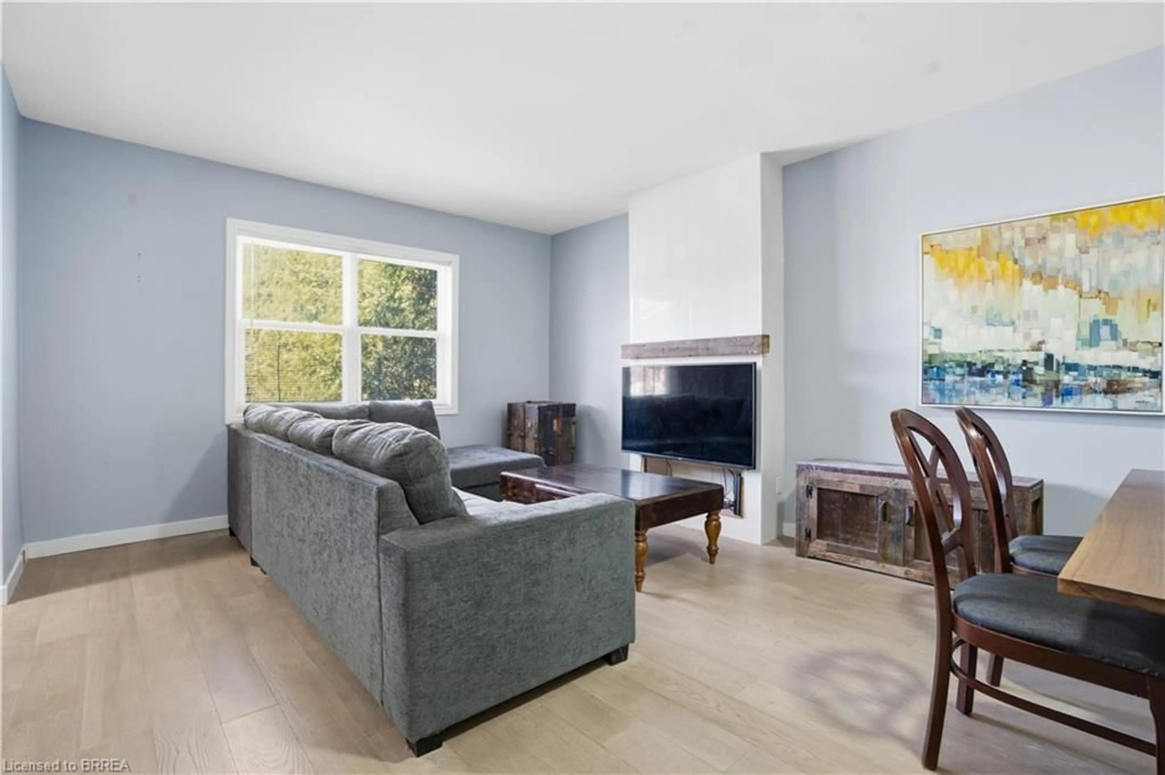 Living room with furniture, unknown for 28 Wellington St, Paris Ontario N3L 1S7