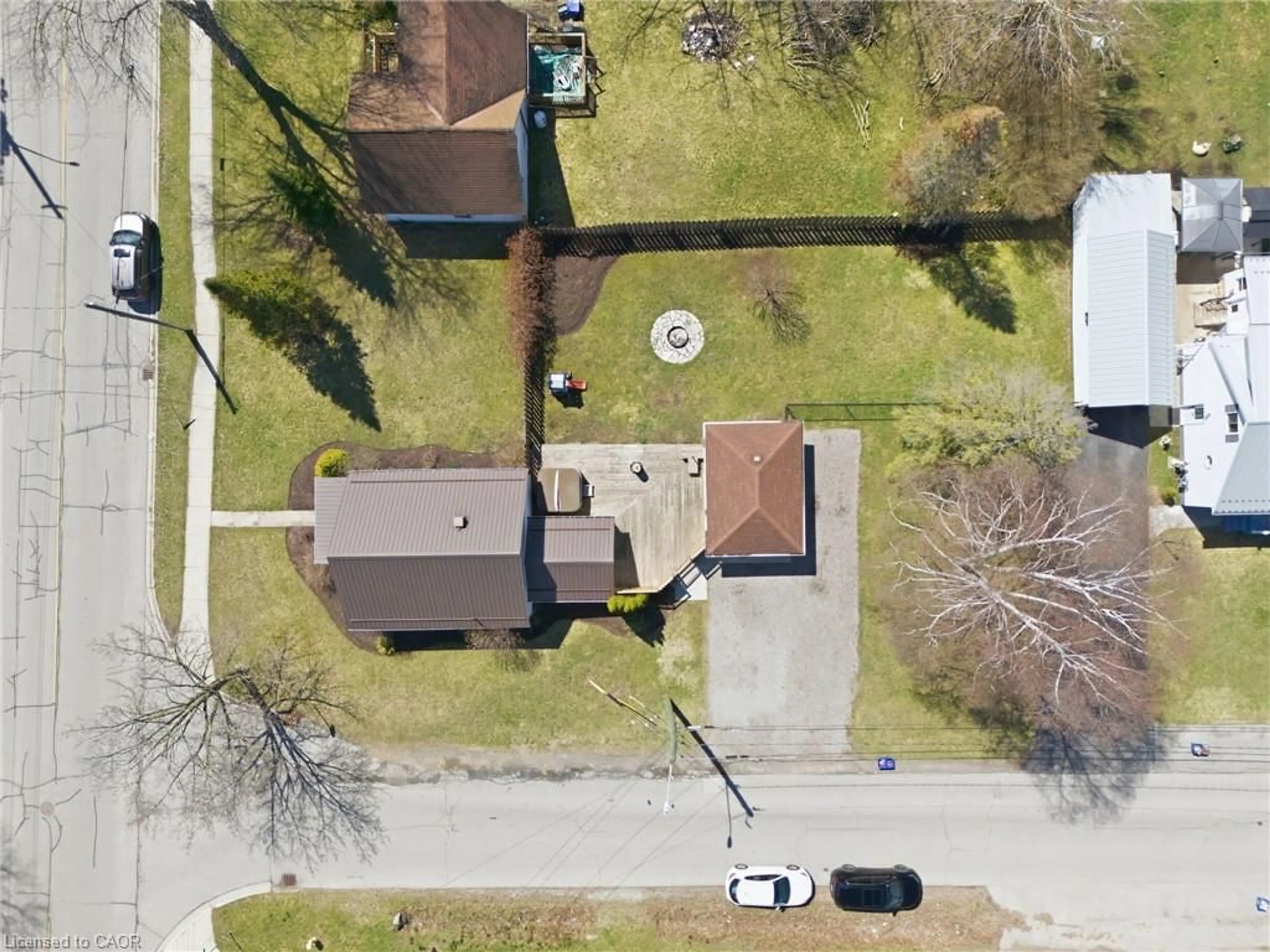 A pic from outside/outdoor area/front of a property/back of a property/a pic from drone, street for 820 Tamarac St, Dunnville Ontario N1A 2E6