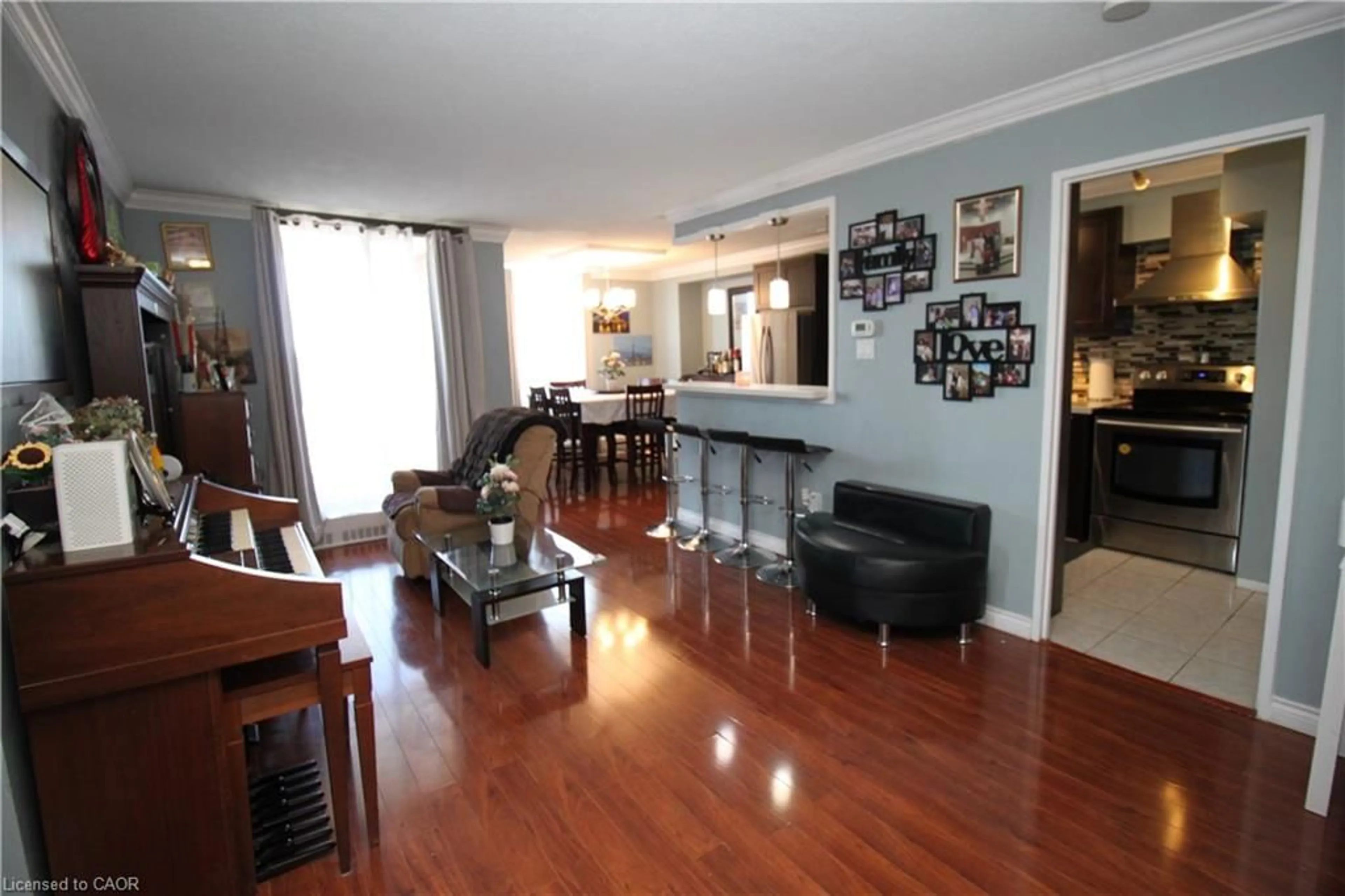Living room with furniture, wood/laminate floor for 90 Ling Rd #904, Scarborough Ontario M1E 4Y3