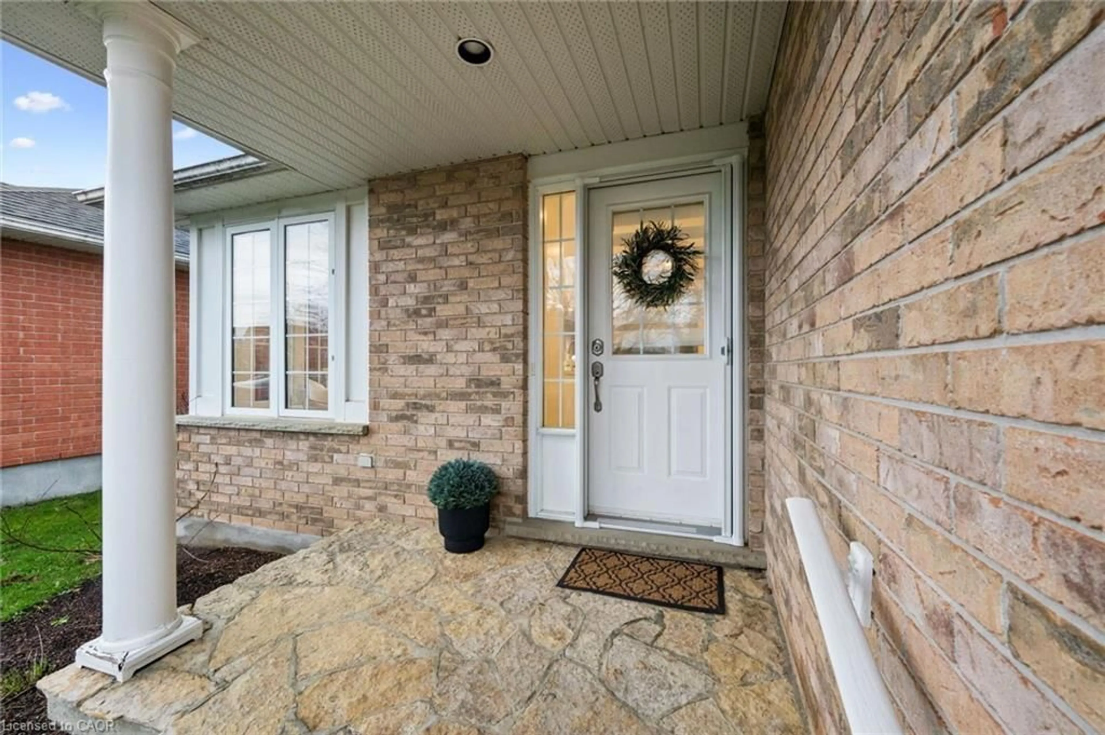 Indoor entryway for 489 Brentcliffe Dr, Waterloo Ontario N2T 2R8