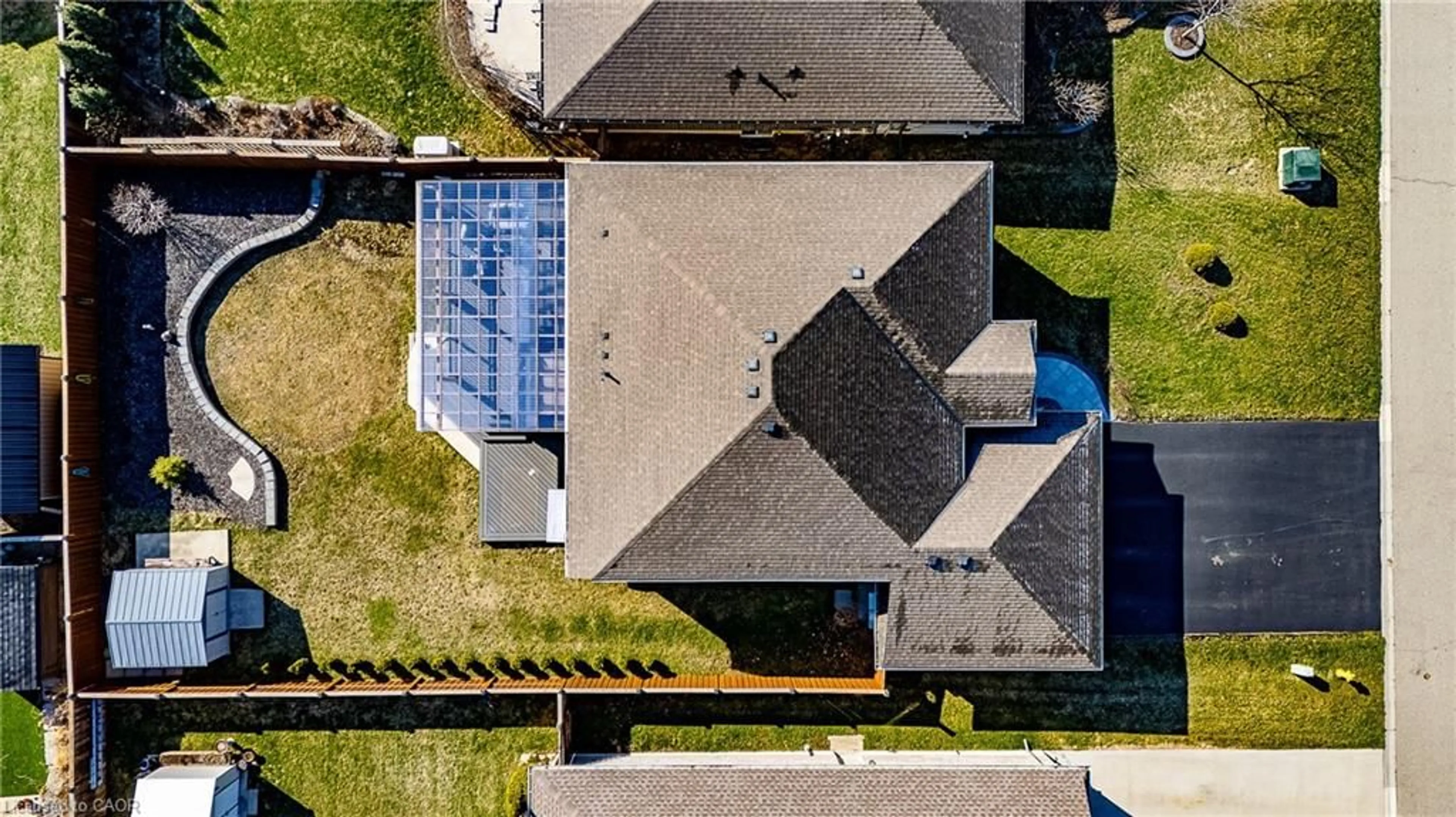 A pic from outside/outdoor area/front of a property/back of a property/a pic from drone, building for 324 Courtland Street, Delhi Ontario N4B 0A8