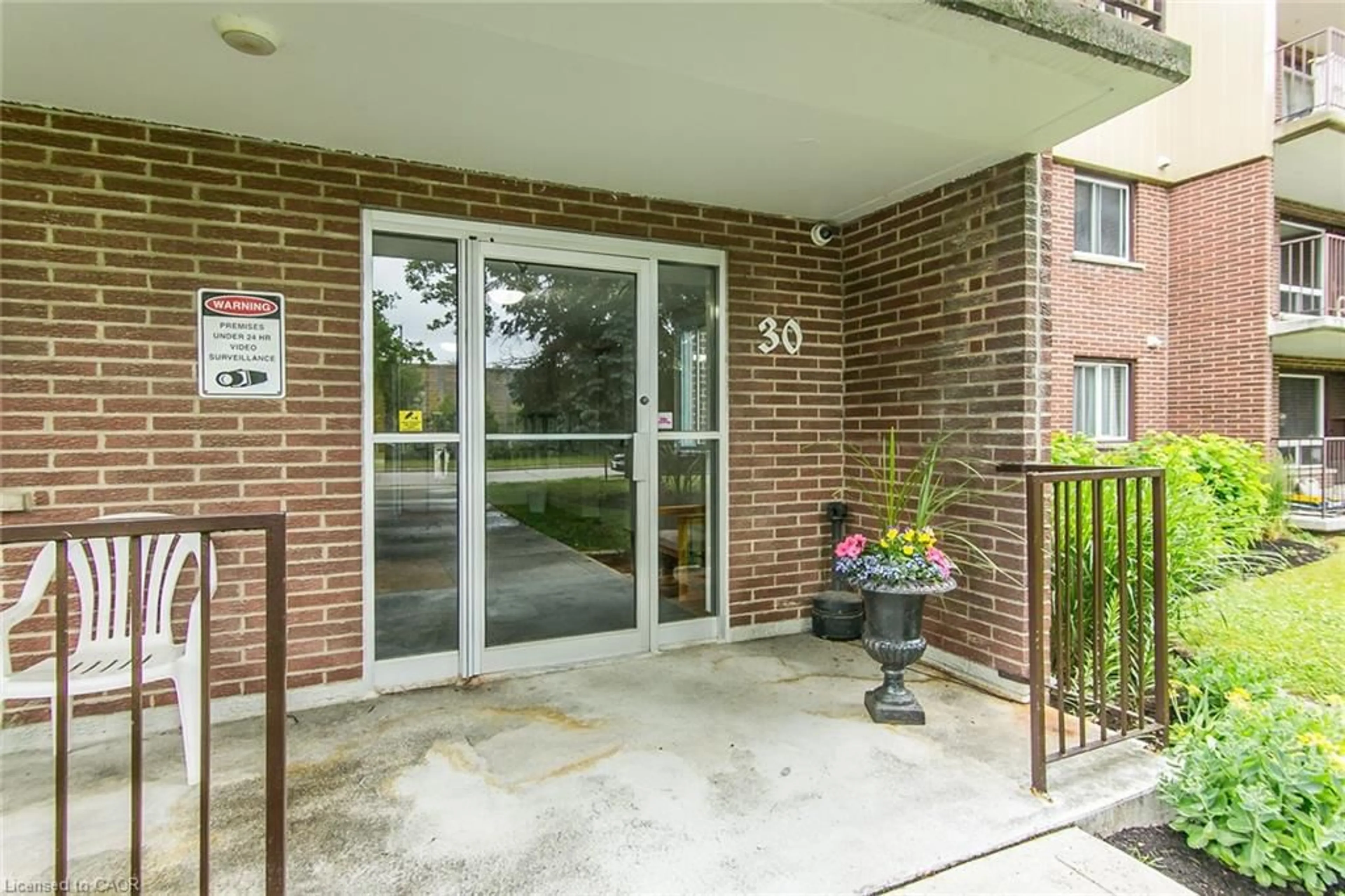 Indoor foyer for 30 Avalon Pl #203, Kitchener Ontario N2M 4N6